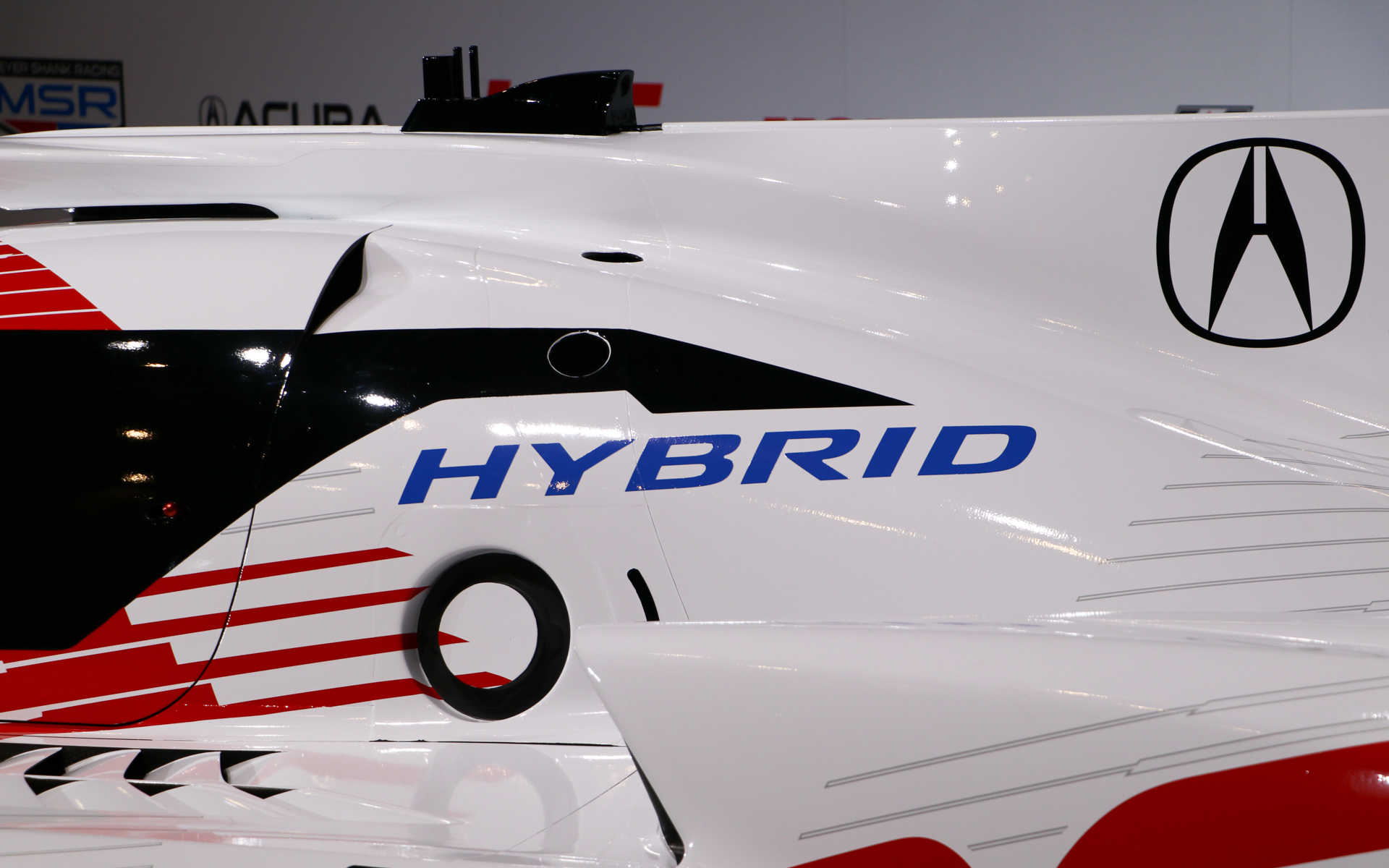 エンジン＋モーターの「ハイブリッド」マシン