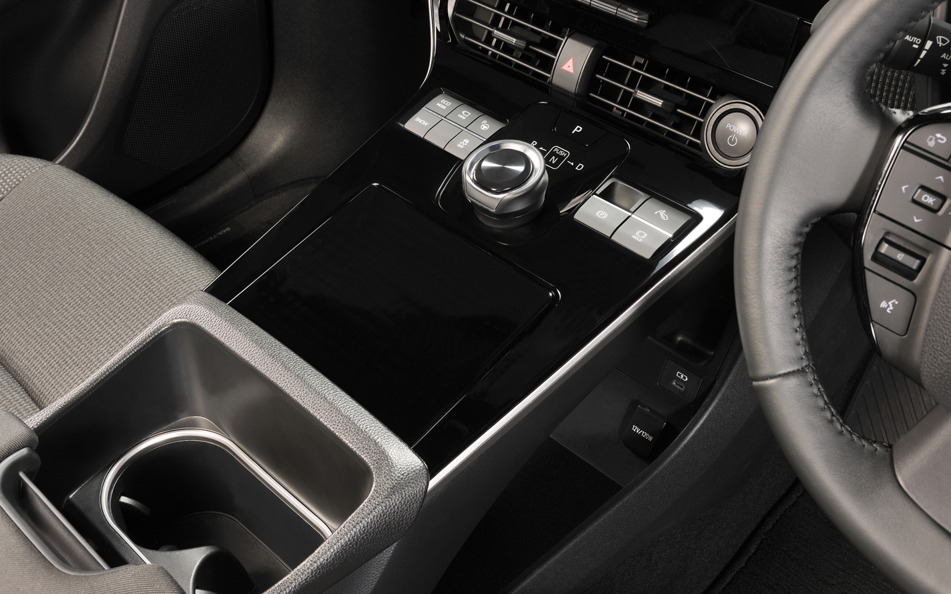 ピアノブラック調インパネの汚れもサッときれいになる