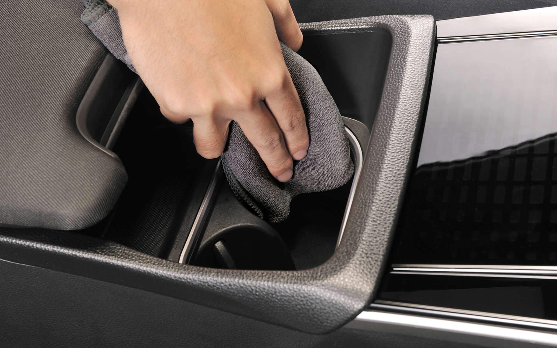 クロスを濡らして硬く絞り、水拭きにすると除去力がアップ。ホコリが溜まりやすいドアポケットやドリンクホルダーも、マメに掃除することで清潔な状態を維持できる