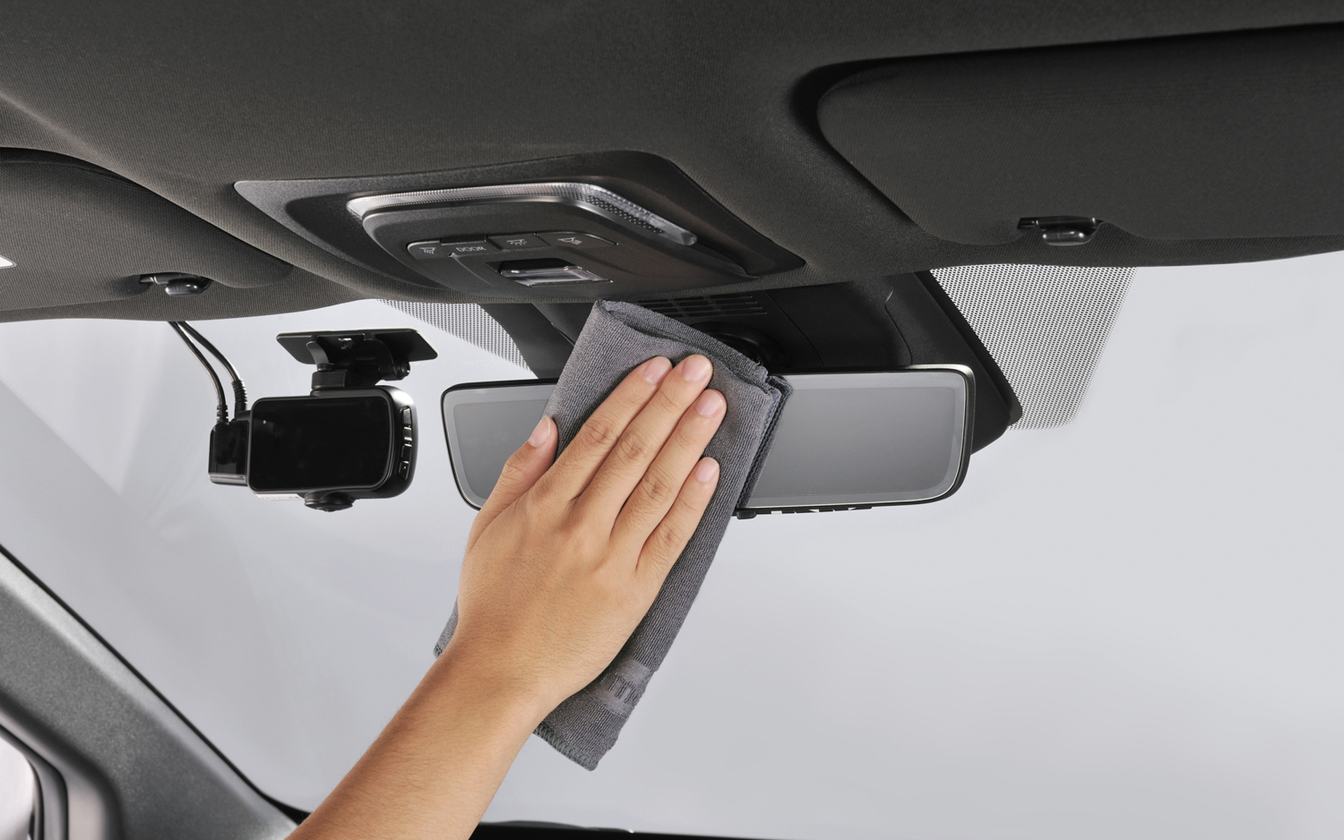 ガラスがくもるのは、付着したホコリなどに空気中の水蒸気が吸着することが原因なので、ガラスの汚れを拭き取ることでくもりを軽減できる