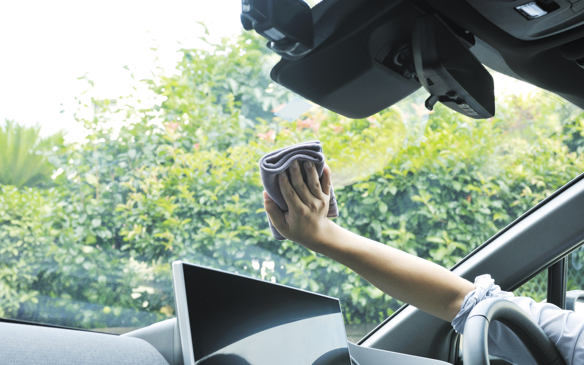 ガラスがくもるのは、付着したホコリなどに空気中の水蒸気が吸着することが原因なので、ガラスの汚れを拭き取ることでくもりを軽減できる