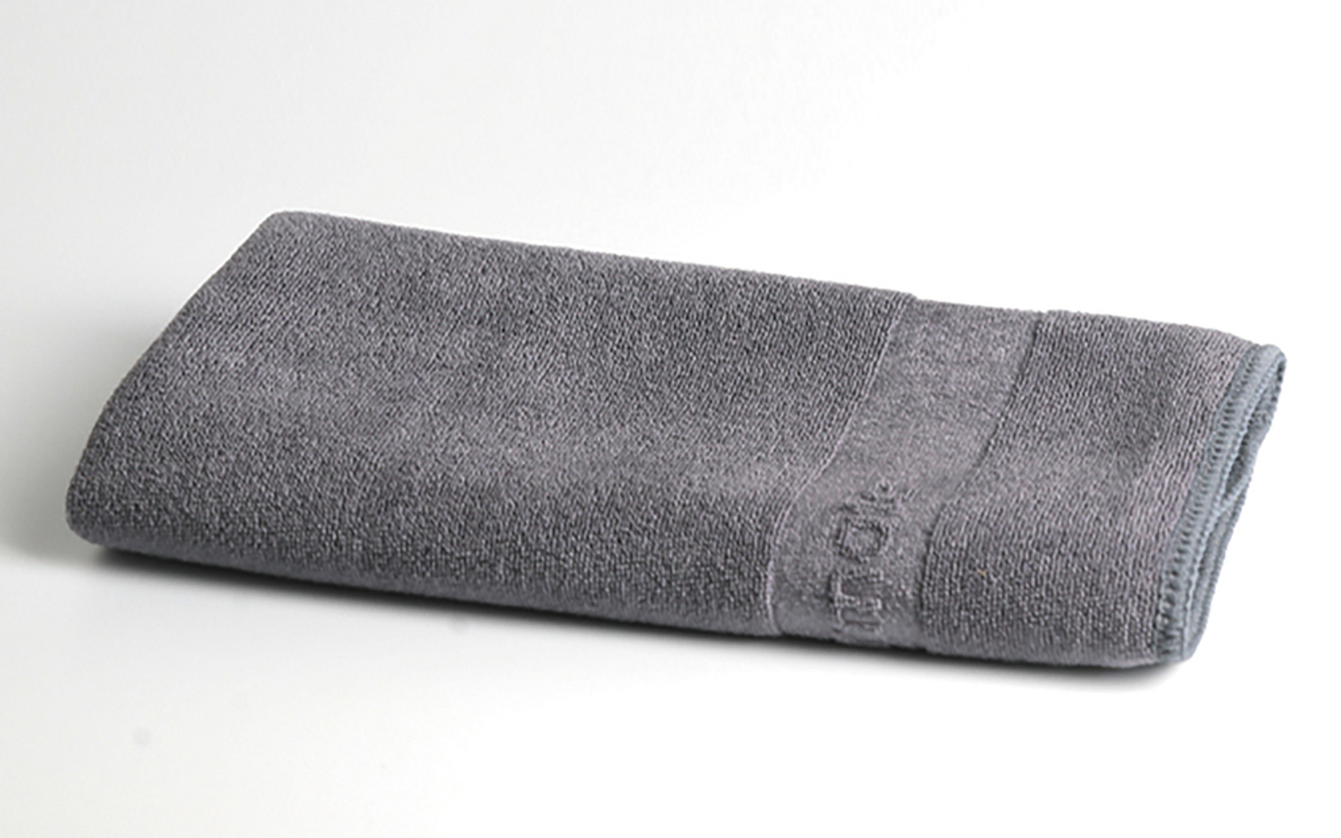 サイズは約380×380×3mm（縦×横×厚み）。重さは65g。材質はポリエステル/ナイロン