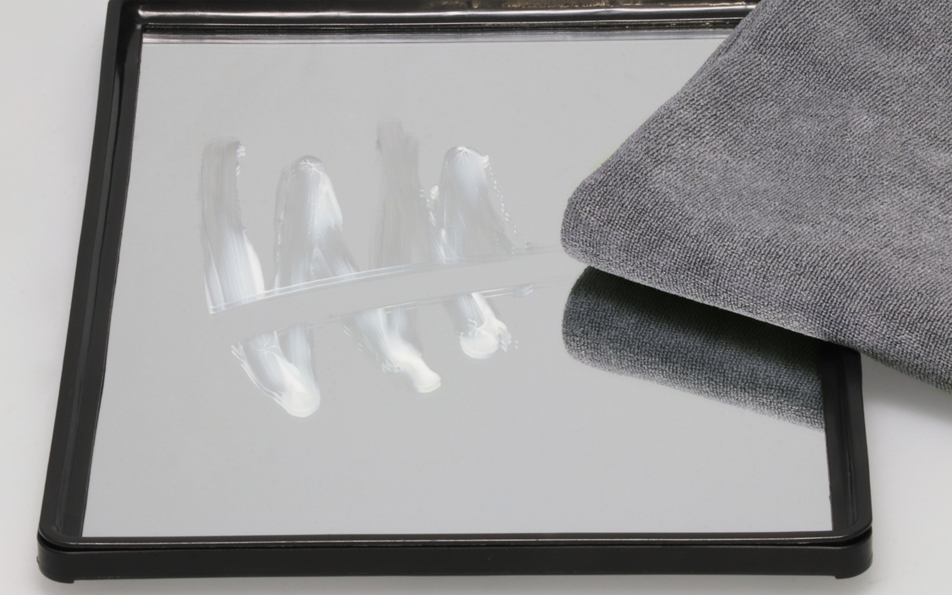 水性汚れも乾拭きでOK