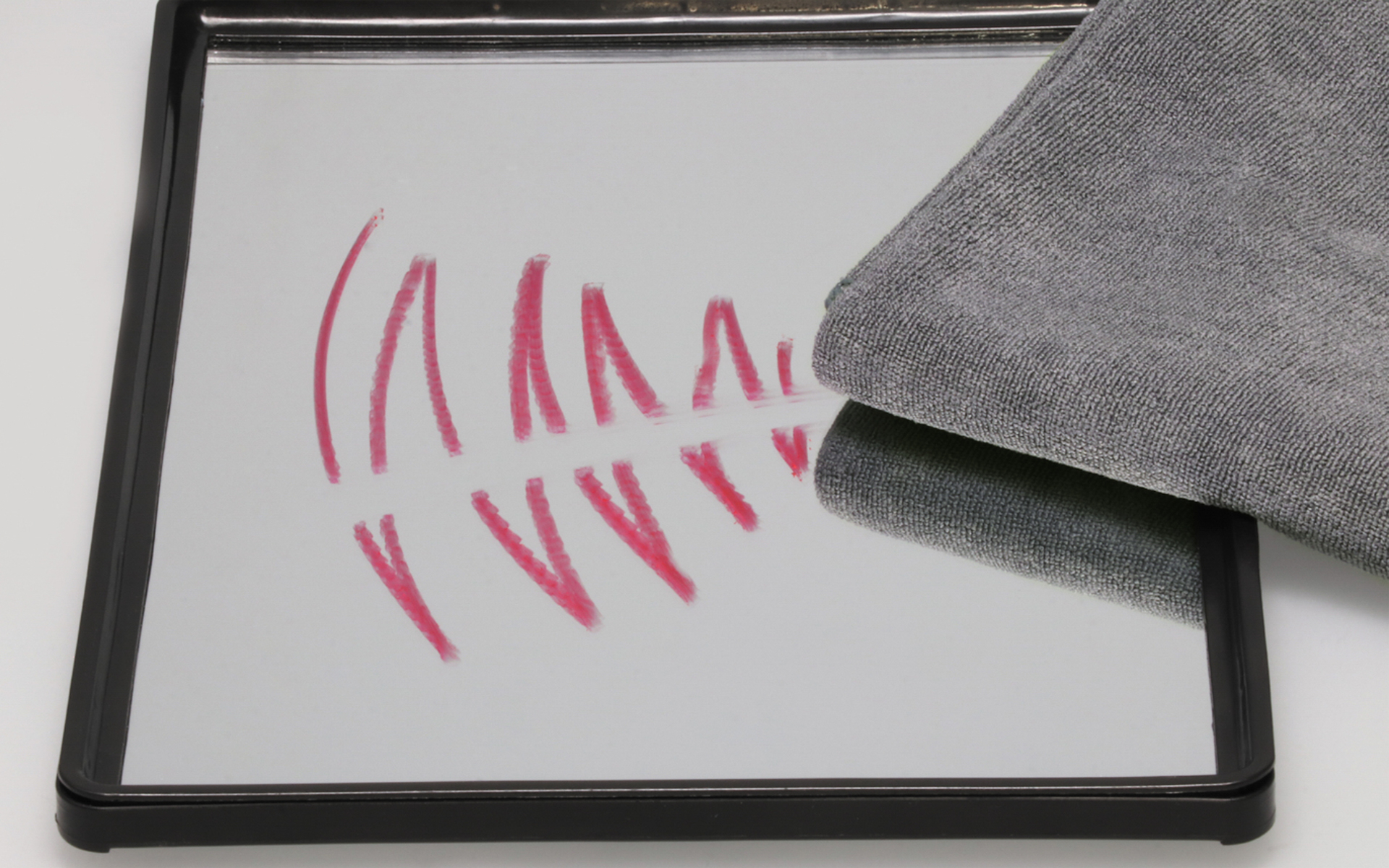 油性汚れも乾拭きでOK