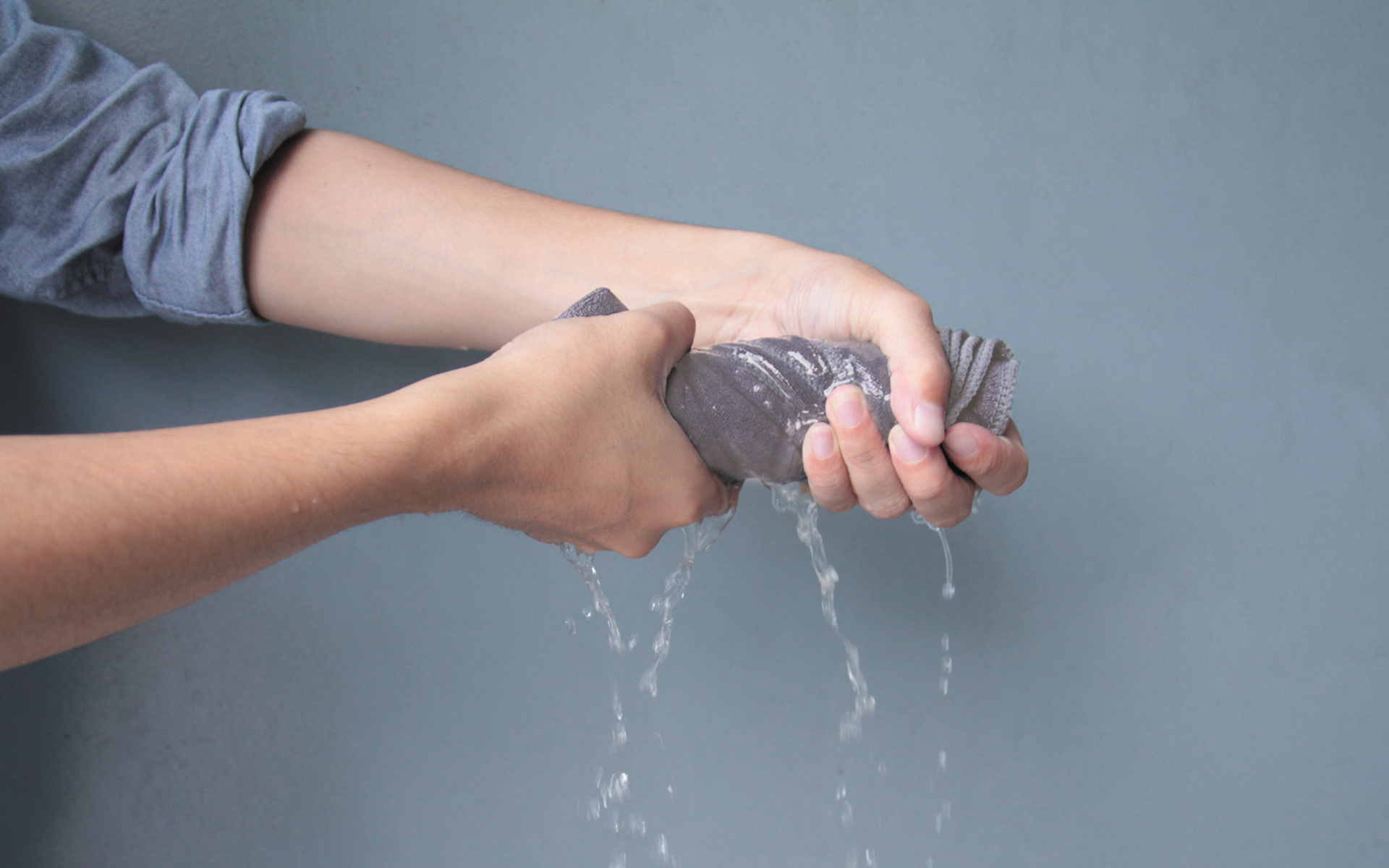 クロスを濡らして硬く絞り、水拭きにすると除去力がアップ。ホコリが溜まりやすいドアポケットやドリンクホルダーも、マメに掃除することで清潔な状態を維持できる