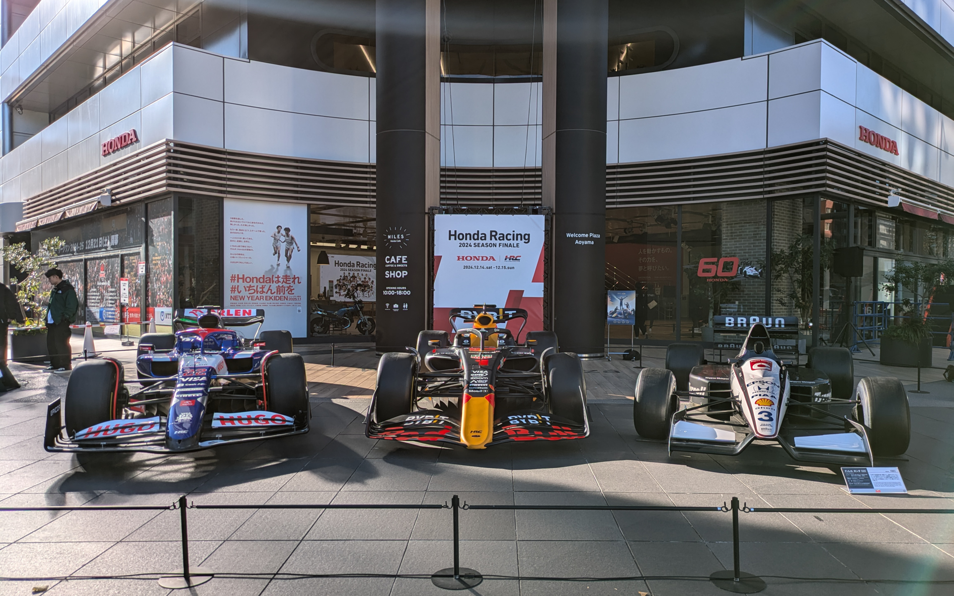 ホンダウエルカムプラザ青山前に3台のF1マシンが並んだ
