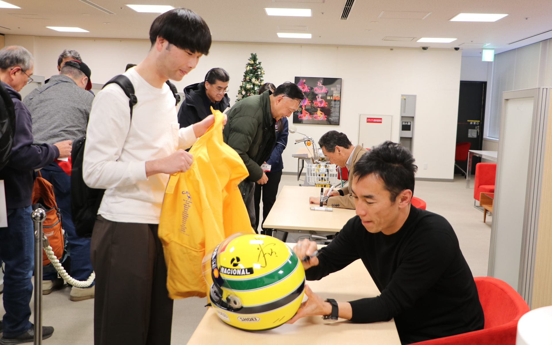 特設ステージのトークショー後には、各回ランダムで選ばれた十数人だけの特別なサイン会が別室で行なわれた