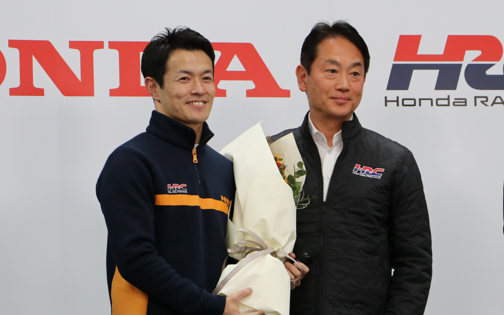 HRC 代表取締役社長 渡辺康治氏からスーパーフォーミュラを引退する山本選手へ花束贈呈が行なわれた