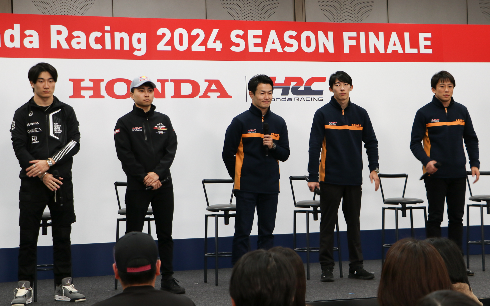 左からDOCOMO TEAM DANDELION RACINGの牧野任祐選手、TEAM MUGENの岩佐歩夢選手、PONOS NAKAJIMA RACINGの山本尚貴選手、PONOS NAKAJIMA RACINGの佐藤蓮選手、PONOS NAKAJIMA RACING伊沢拓也監督