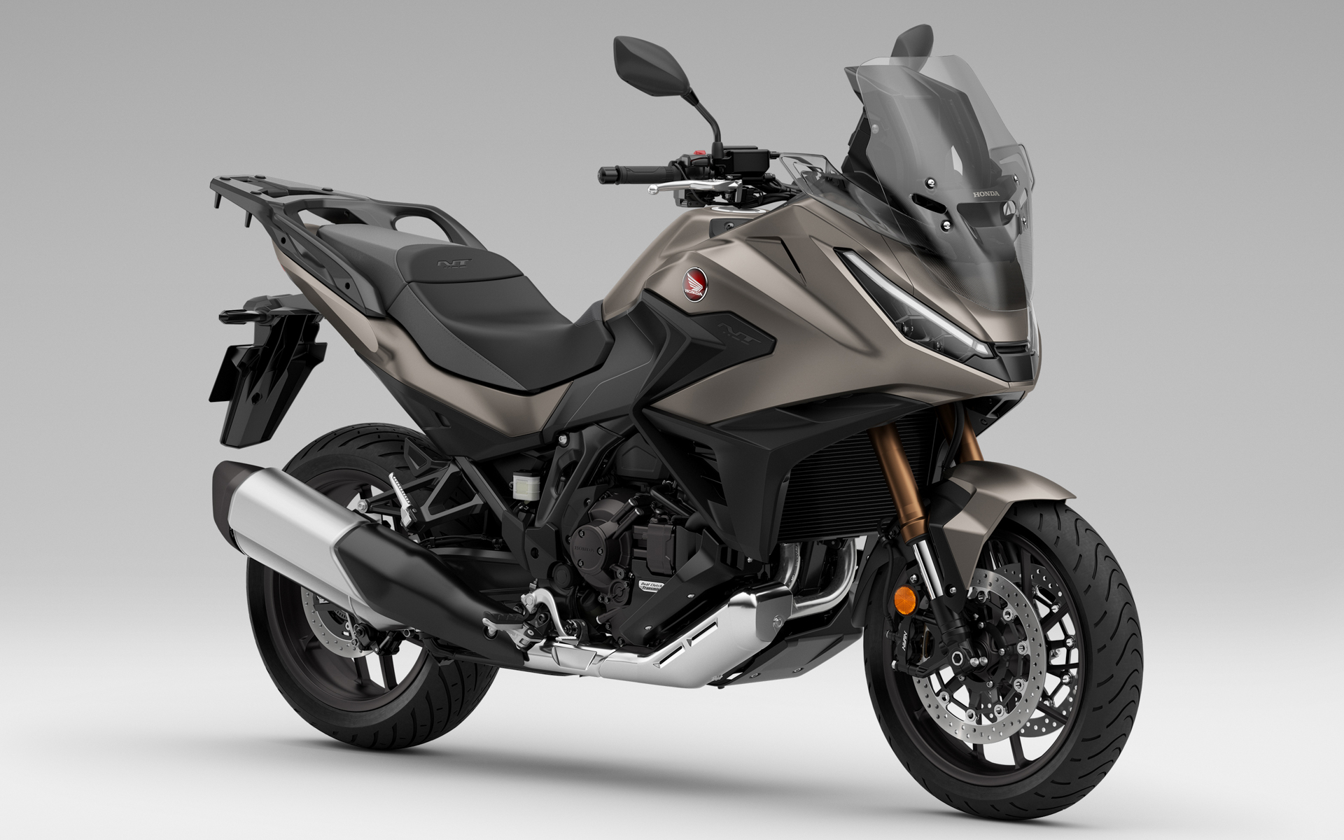 ホンダが大型スポーツツアラーバイク「NT1100」の一部外観の変更と装備の充実を実施する