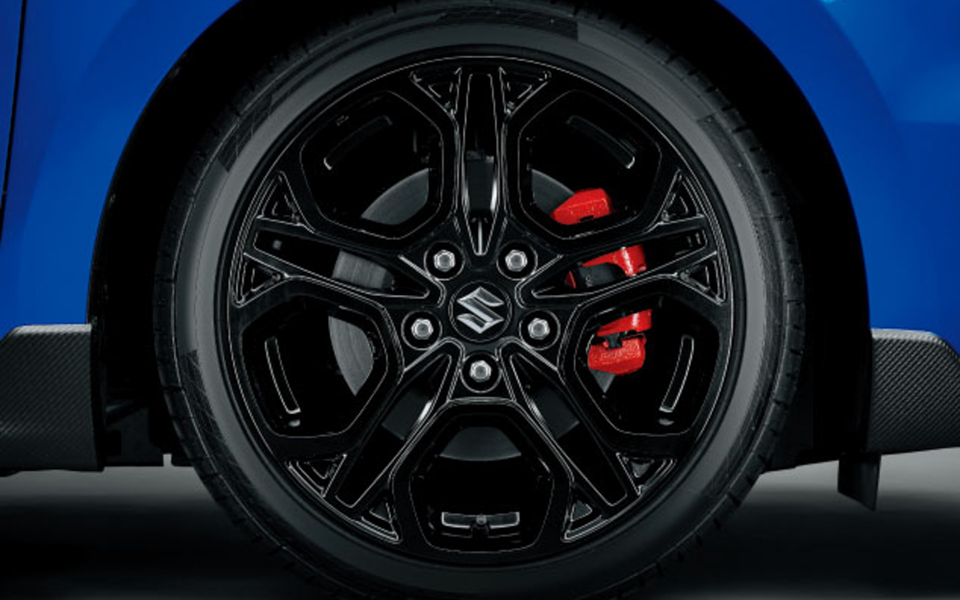 専用17インチアルミホイール（グロスブラック）/専用ブレーキキャリパー（レッド）