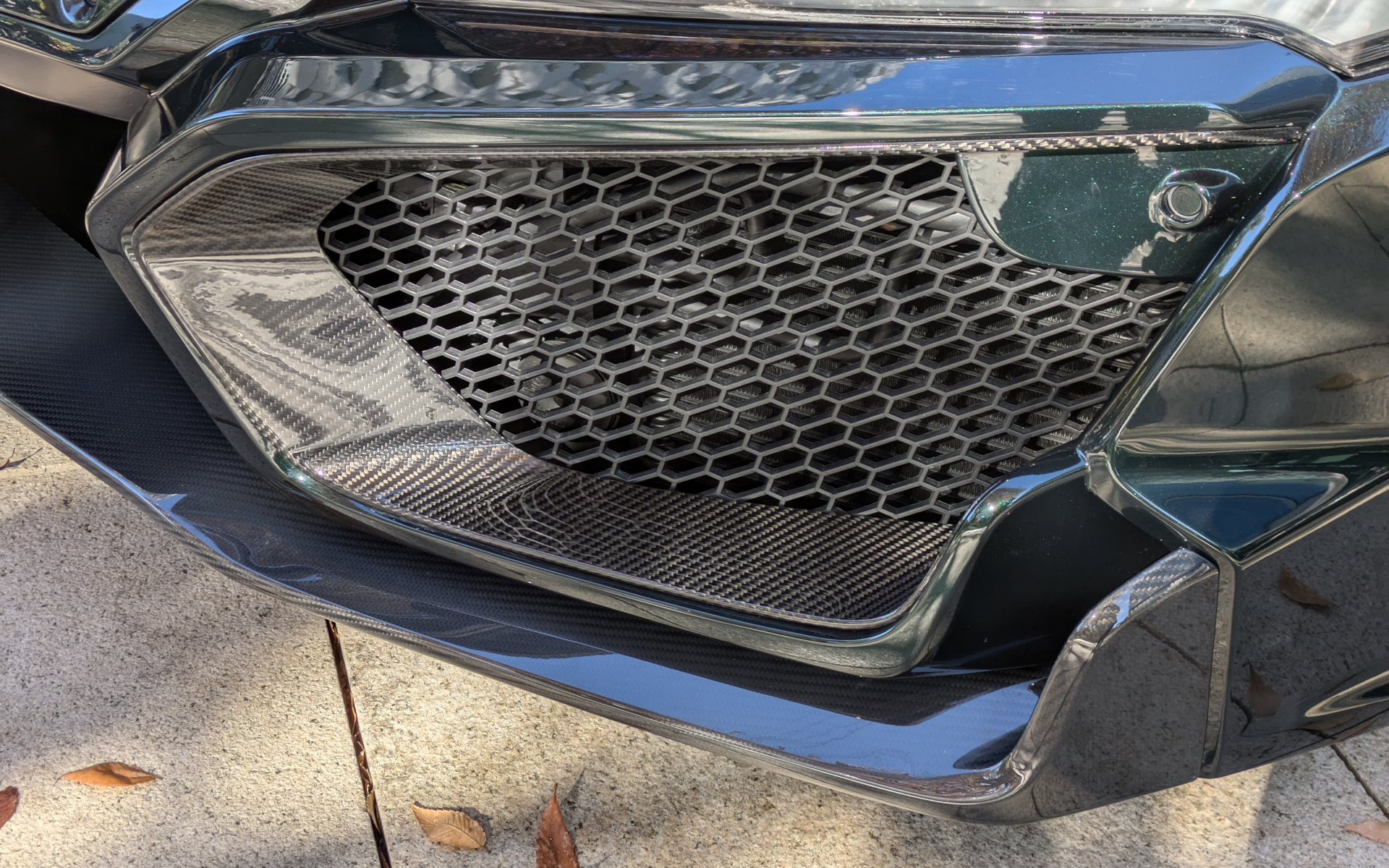 フロントバンパーやリップスポイラーもカーボン製