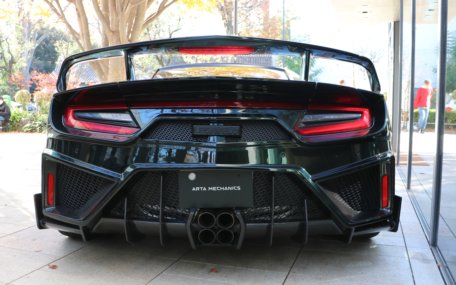 リアウイングを大型化することでリアセクションの存在感を増強