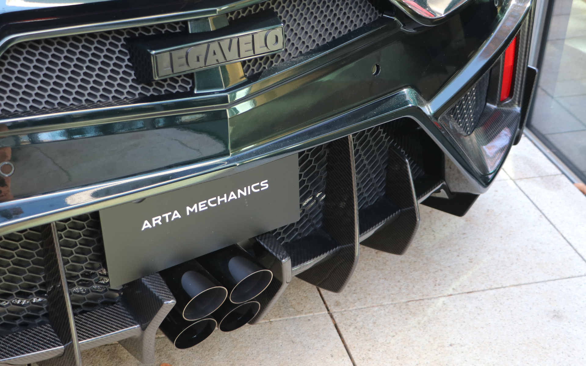 マフラーはセンター4本出し仕様だがエンジン本体はノーマルのまま。リアの中央には「LEGAVELO」のエンブレムが配されている