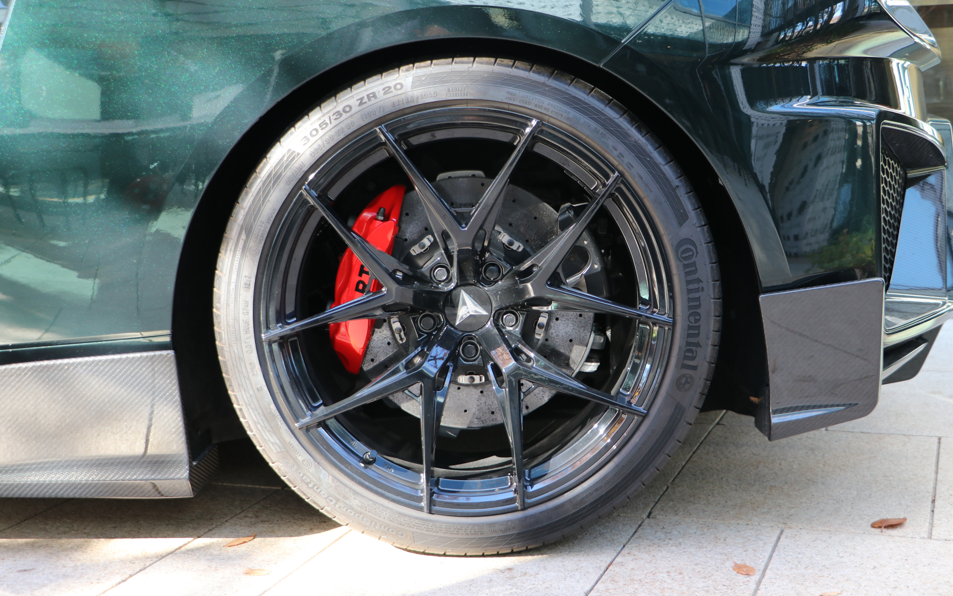 タイヤサイズはフロントが245/35ZR18、リアが305/30ZR20。タイヤはコンチネンタルの「ContiSportContact 5P」を装着