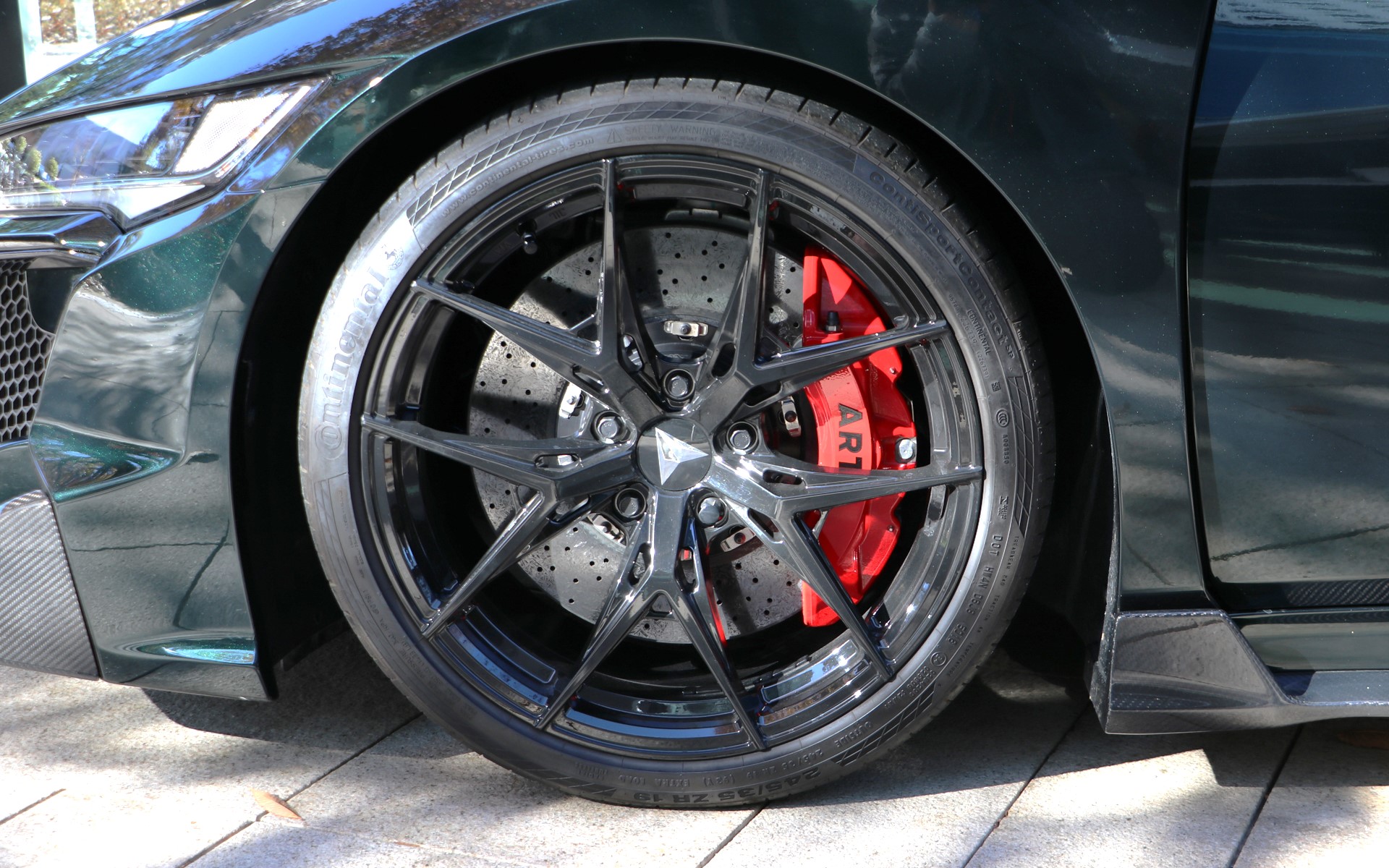 リガヴェロ AGURI EDITIONは、前後のブレーキを大口径化。ローターもカーボン製を採用し、究極のストッピング性能を手に入れている