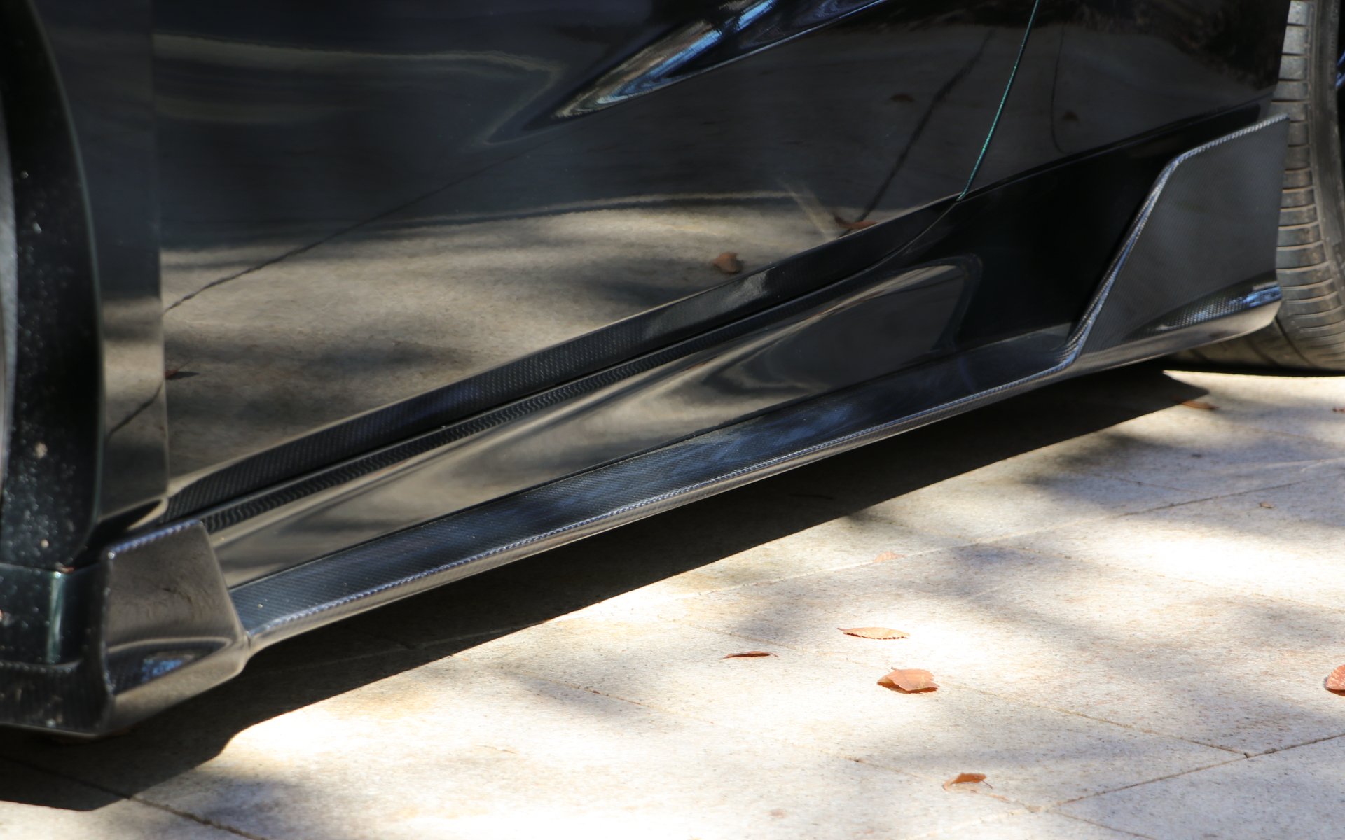 サイドステップもカーボンを採用