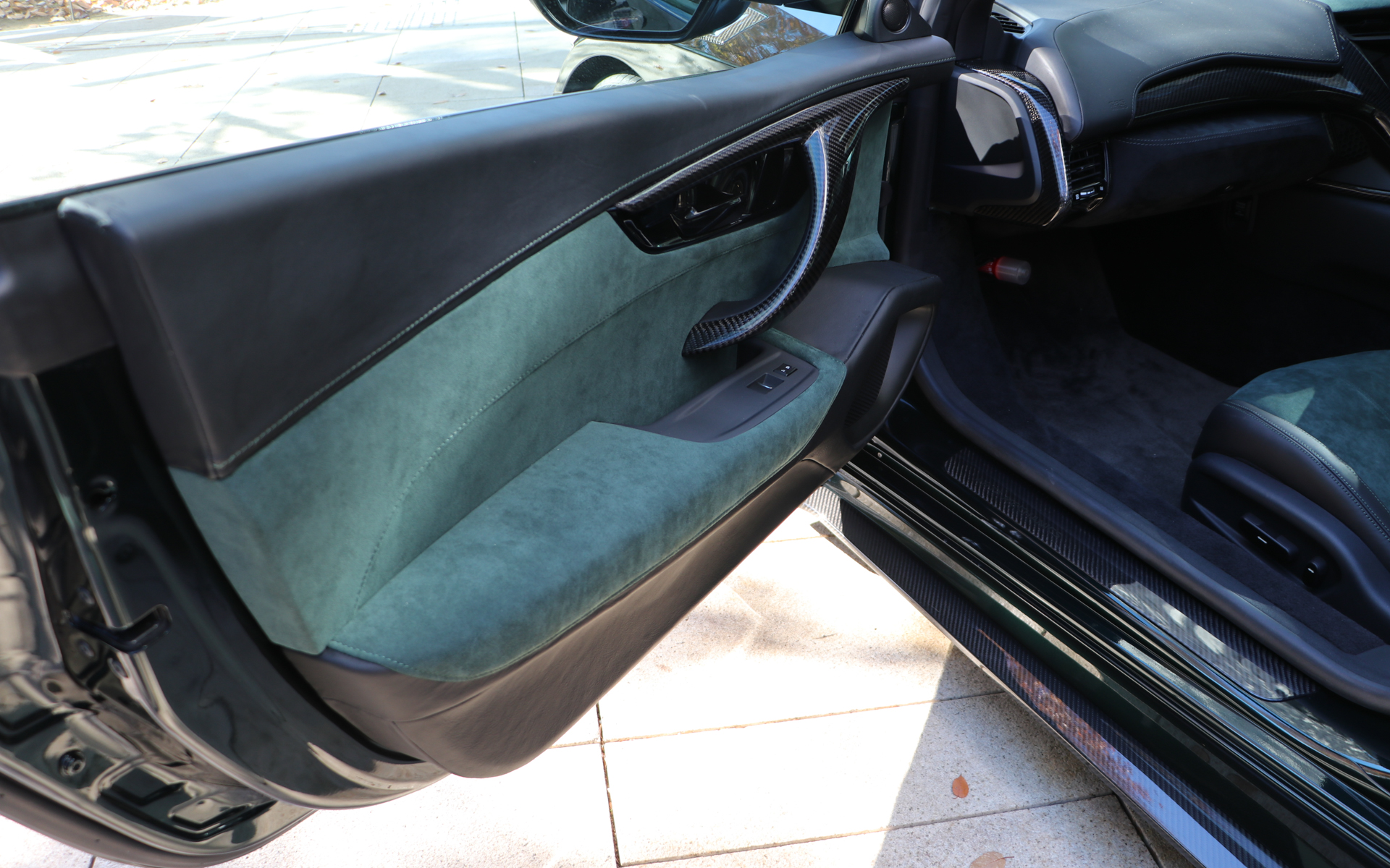 ドアの内張やシフトまわりも同様にグリーンに仕上げられている