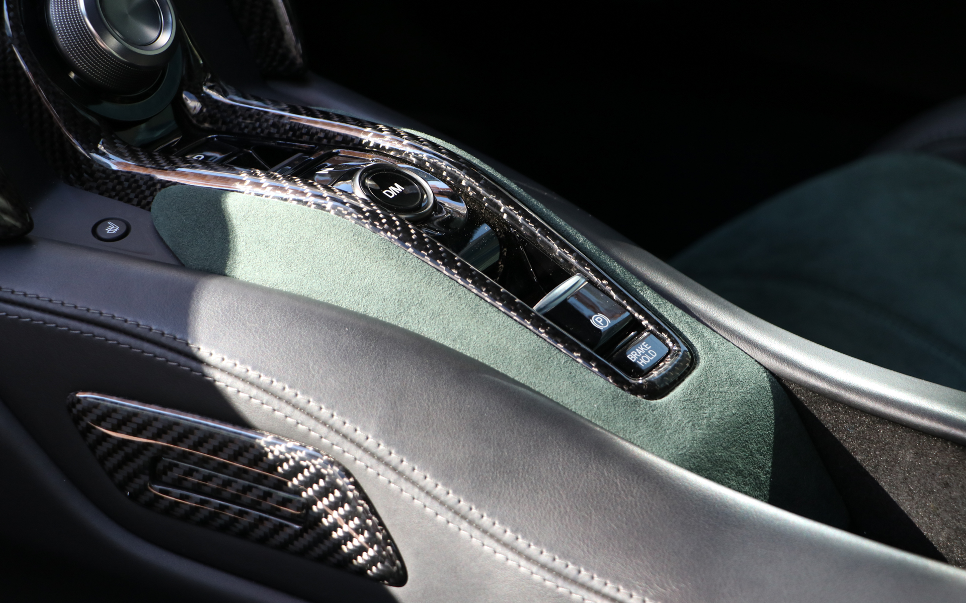 ドアの内張やシフトまわりも同様にグリーンに仕上げられている