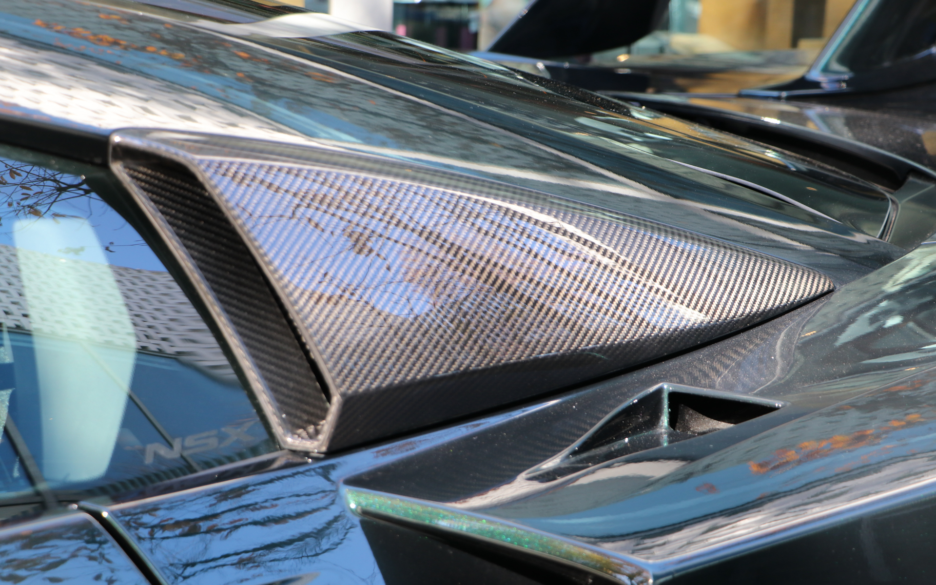 ベースモデルとは異なり、あえてカーボンを見せる配色にしている