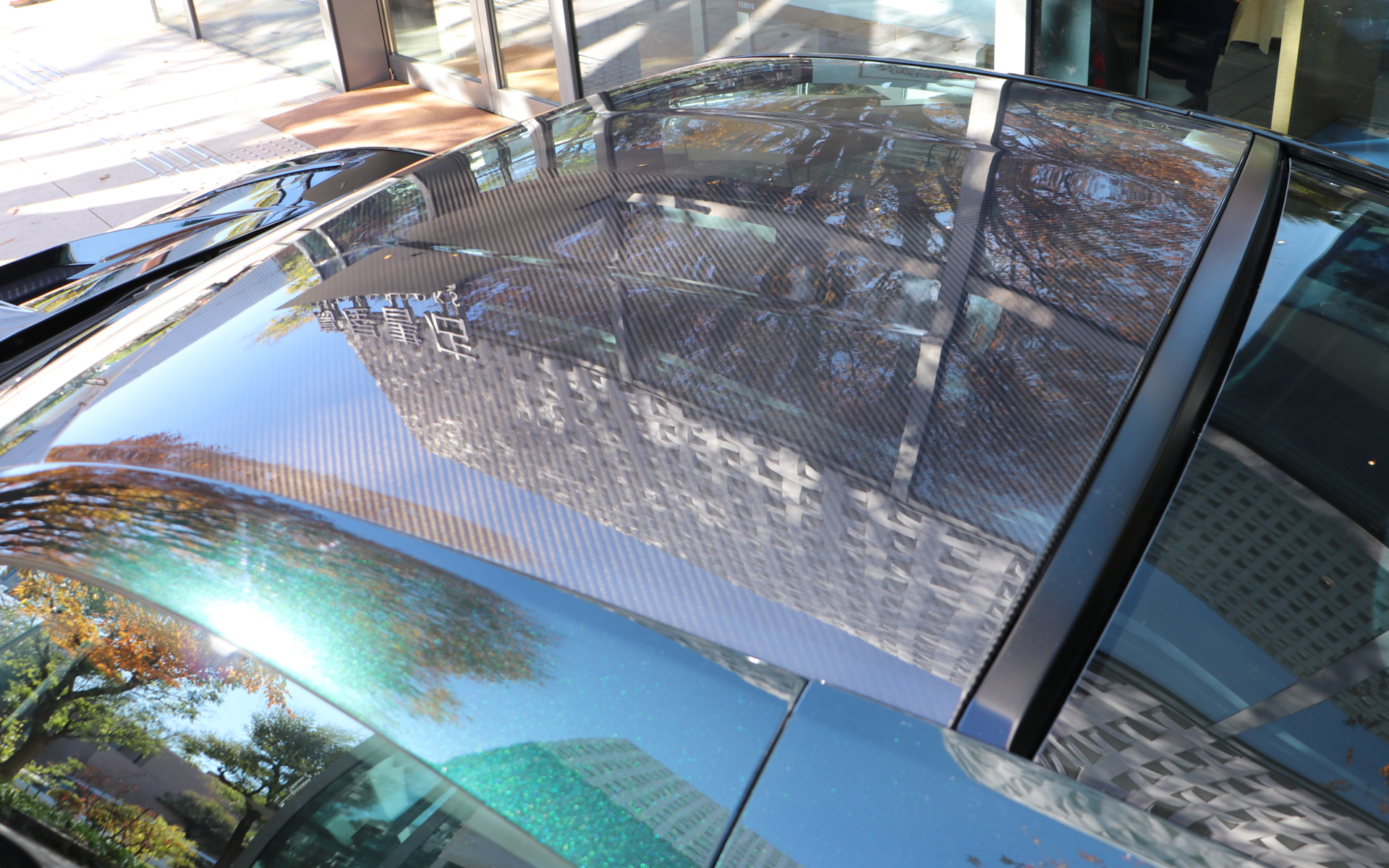 ルーフはドライカーボン製