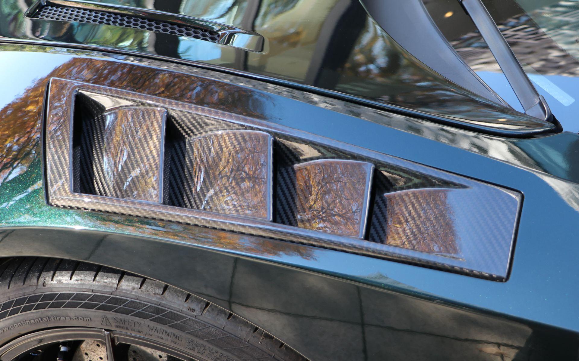 フロントフェンダーに設けられたエア抜きダクト