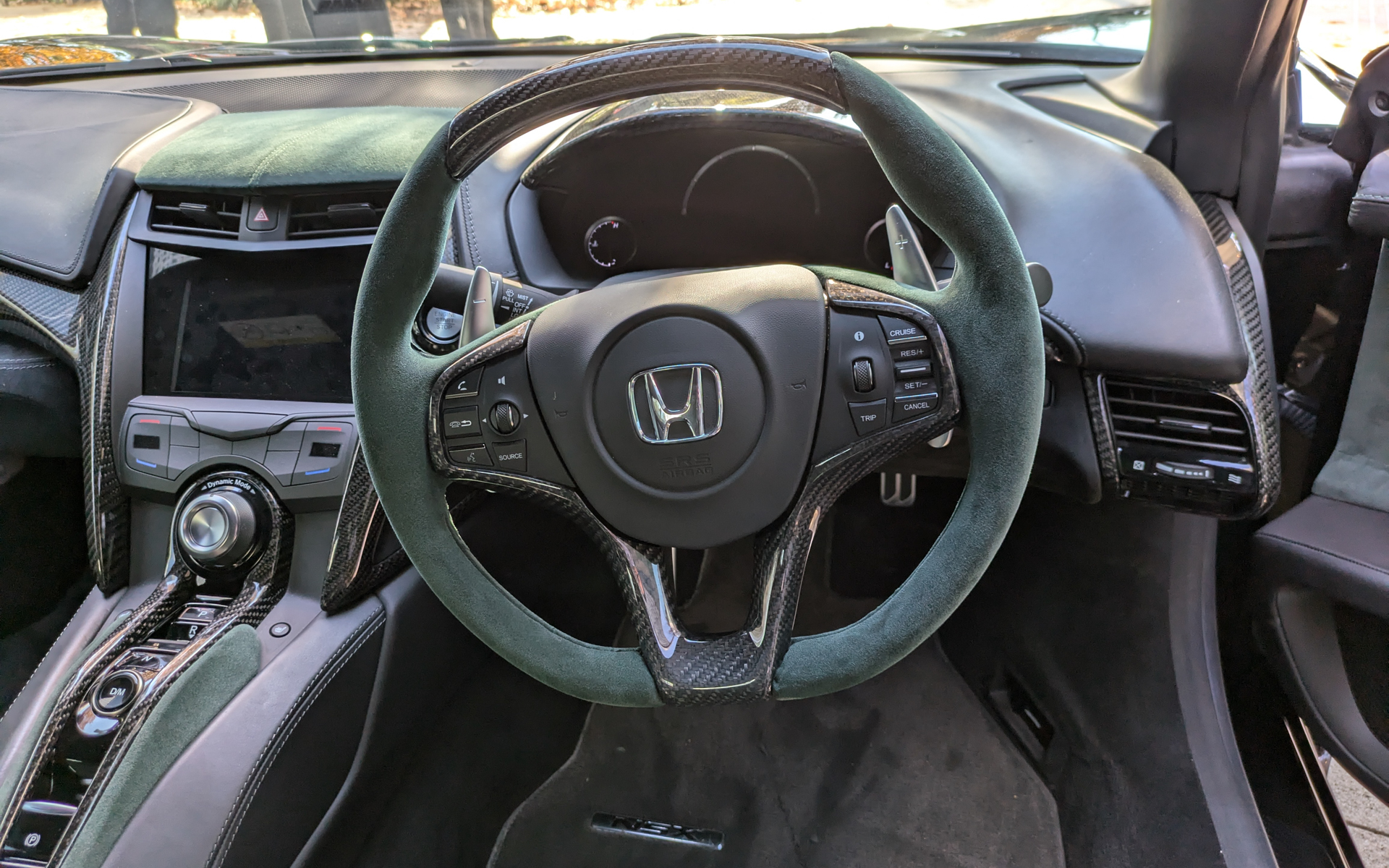 ステアリングもカーボン製にグリーンのダイナミカ製のスエード調素材を使用