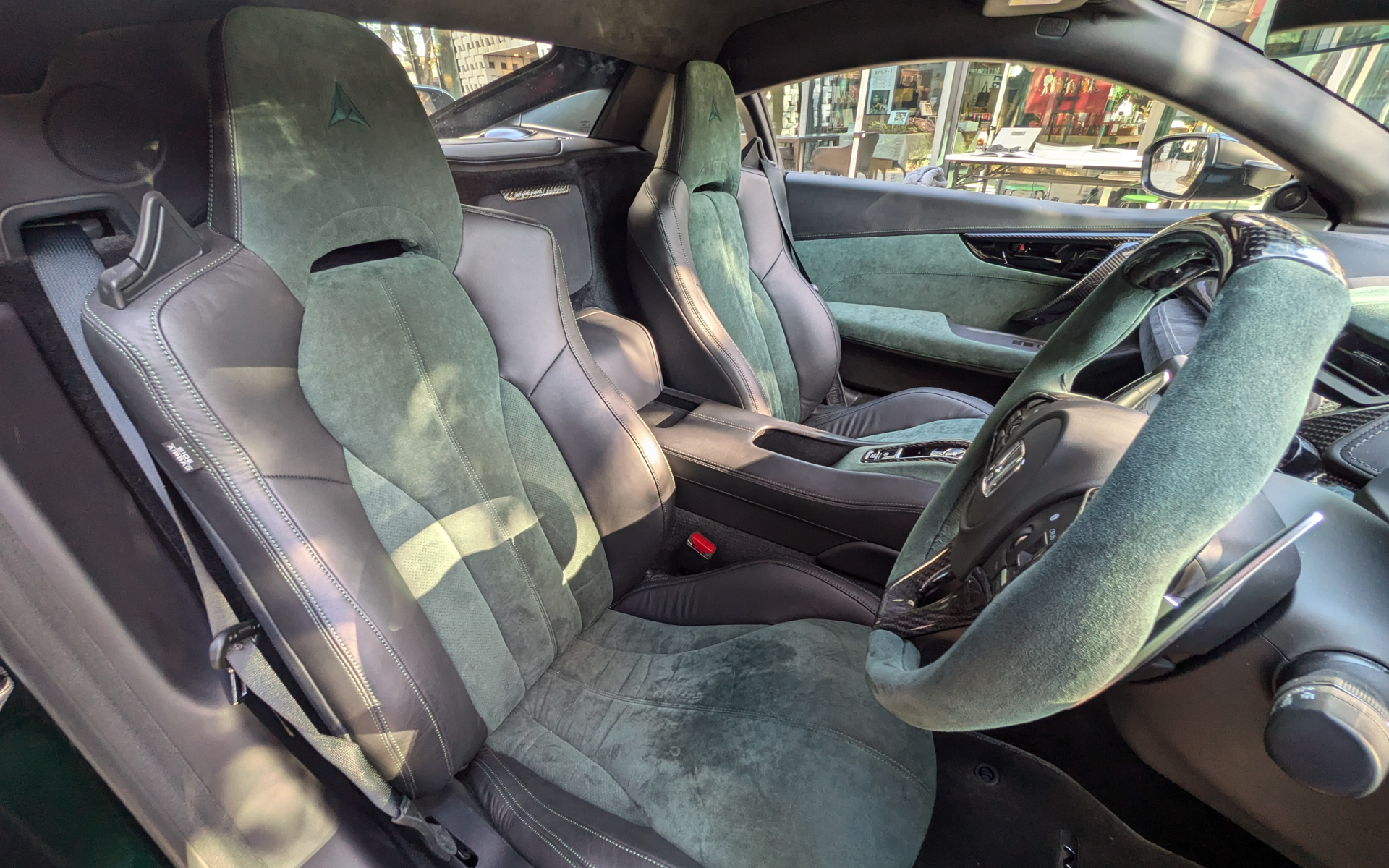 内装はダイナミカ製のスエード調素材部分にグリーンを採用し、外装との統一感が図られている