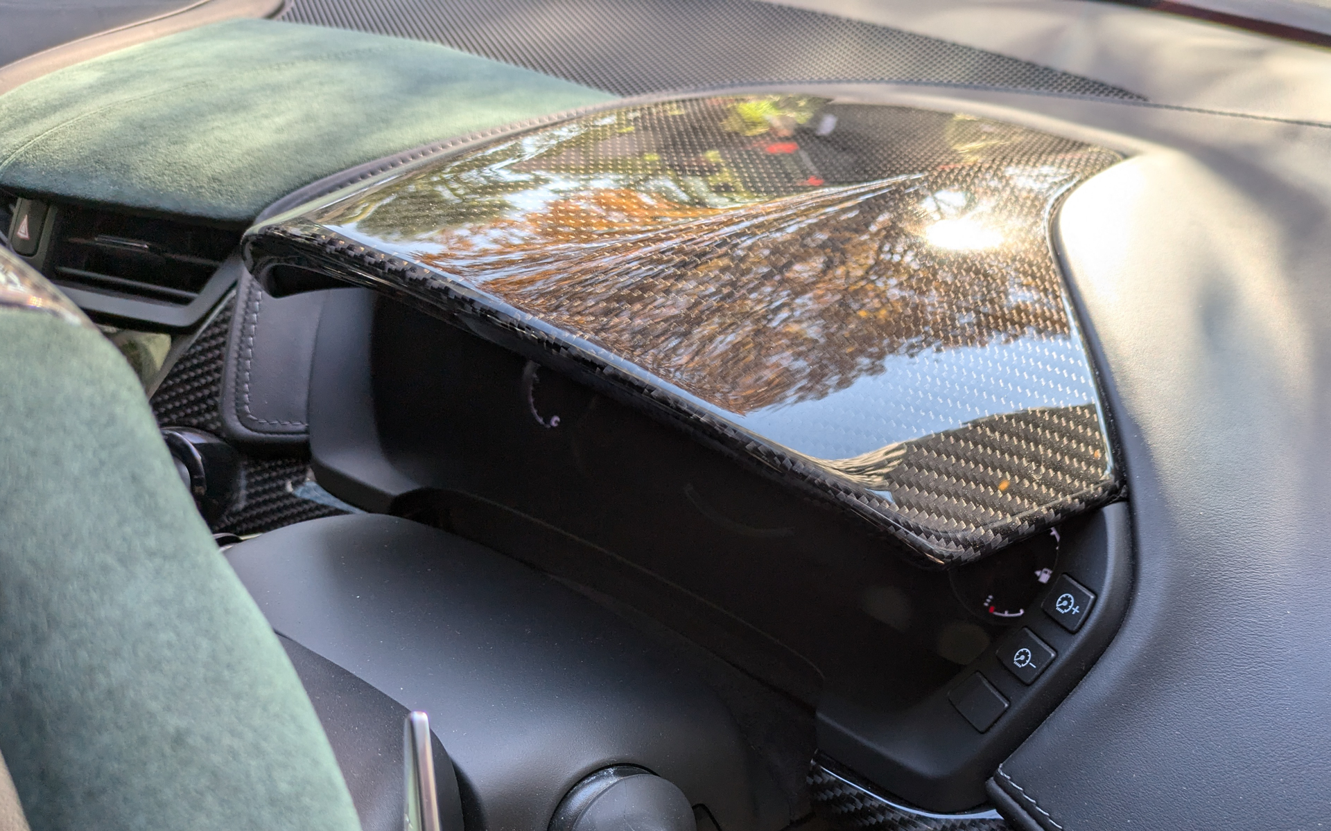 メーターフードもカーボン製