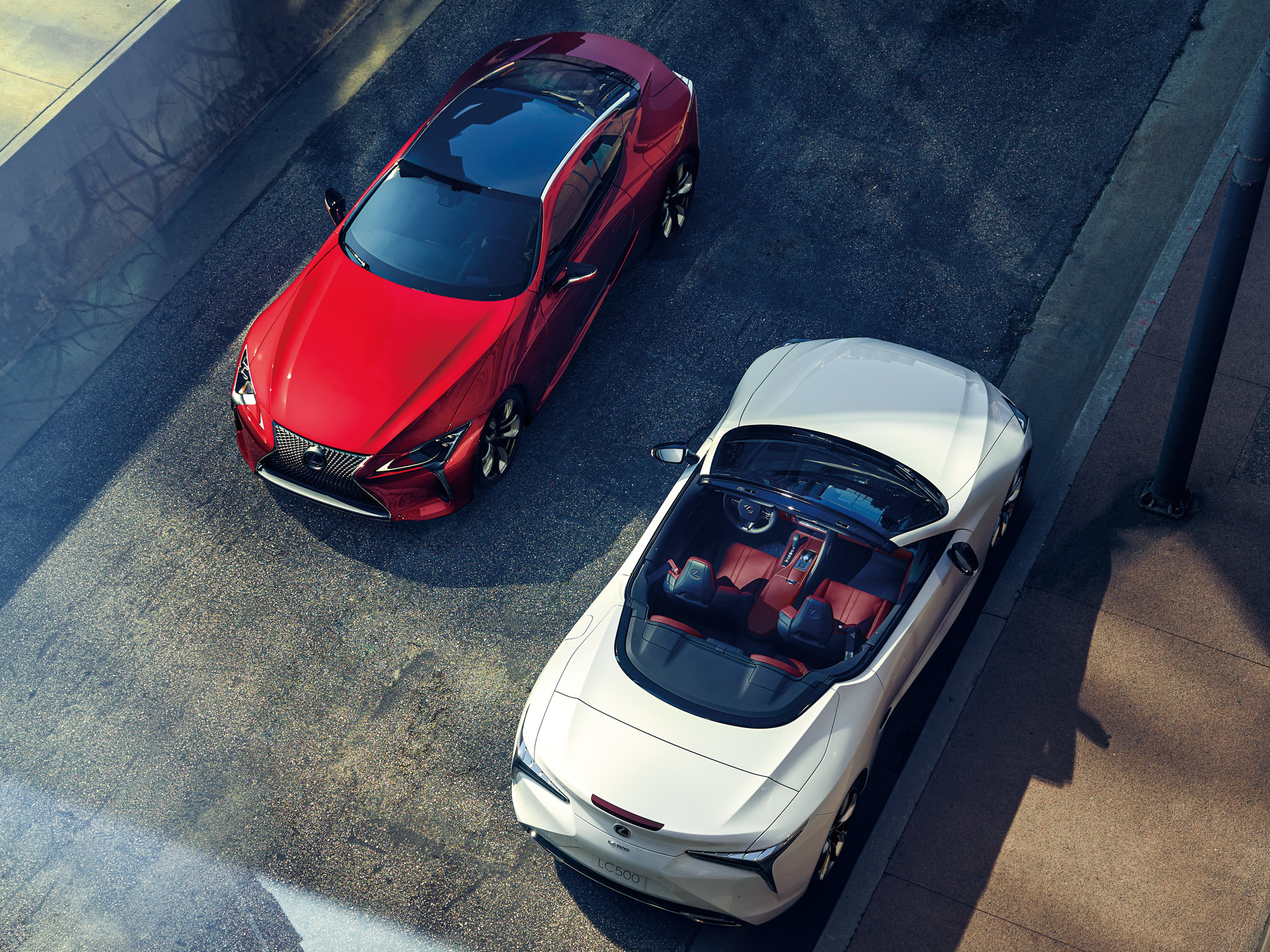 左：LC500（ラディアントレッドコントラストレイヤリング/北米仕様）、右：LC500 コンバーチブル（ホワイトノーヴァガラスフレーク/北米仕様）