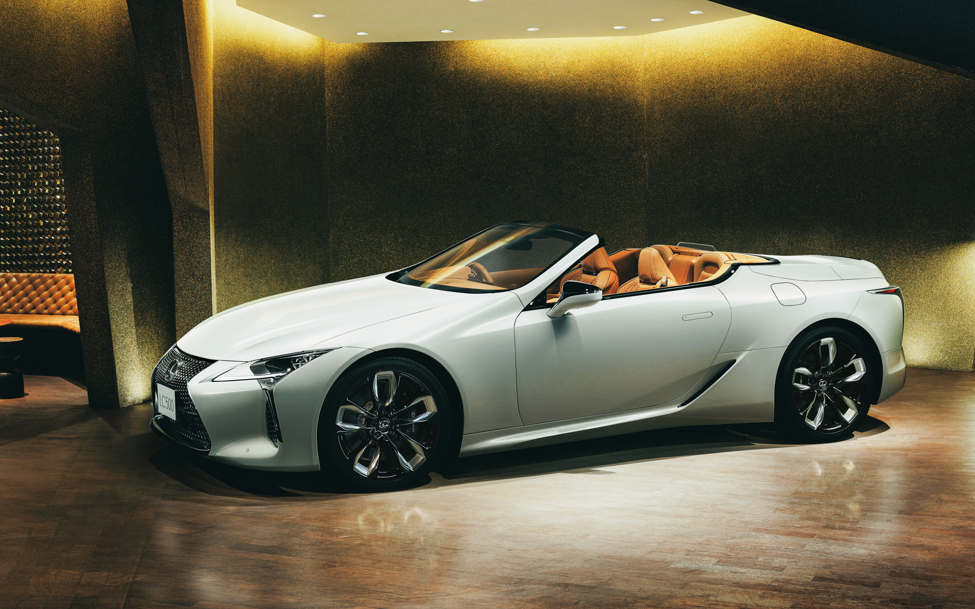 LC500 コンバーチブル（ホワイトノーヴァガラスフレーク）