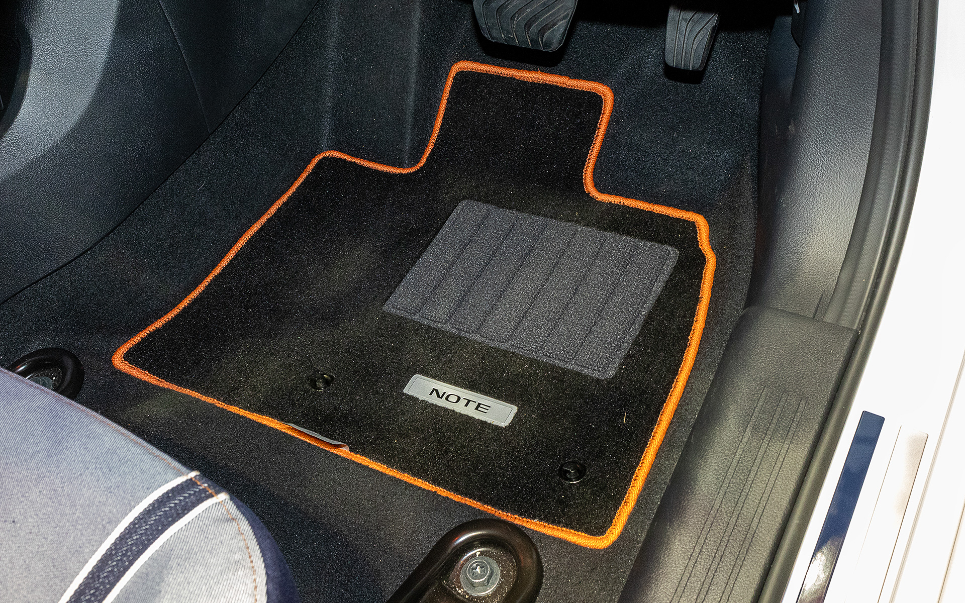 インテリアではデニムを再現したシートカバー生地を採用するとともに、ステアリングとドア開口部の足下にビームスのロゴを配置。フロアカーペットもオレンジのアクセントを用いた