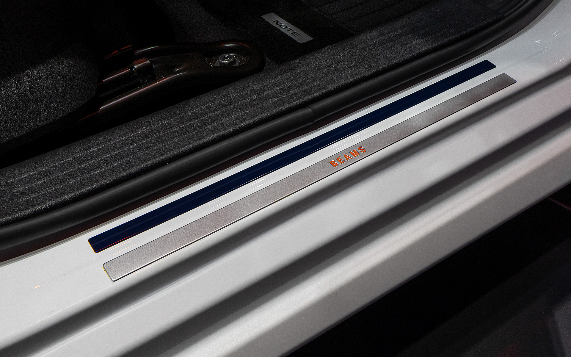 インテリアではデニムを再現したシートカバー生地を採用するとともに、ステアリングとドア開口部の足下にビームスのロゴを配置。フロアカーペットもオレンジのアクセントを用いた