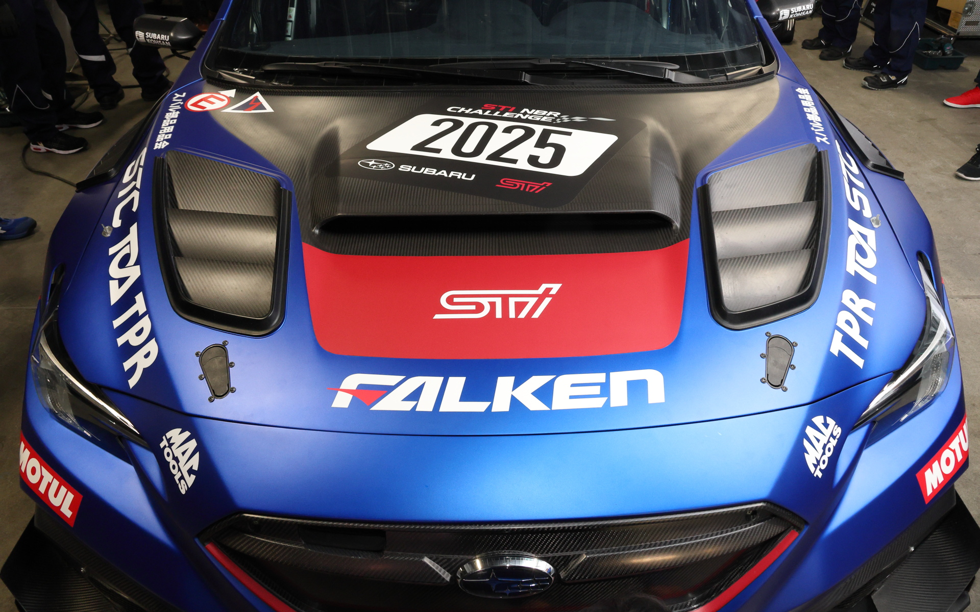 従来採用していたサメ肌塗装は今回から別のタイプの表面処理を施した塗装への変更が予定されているが、シェイクダウン時にはまだ通常の塗装だった