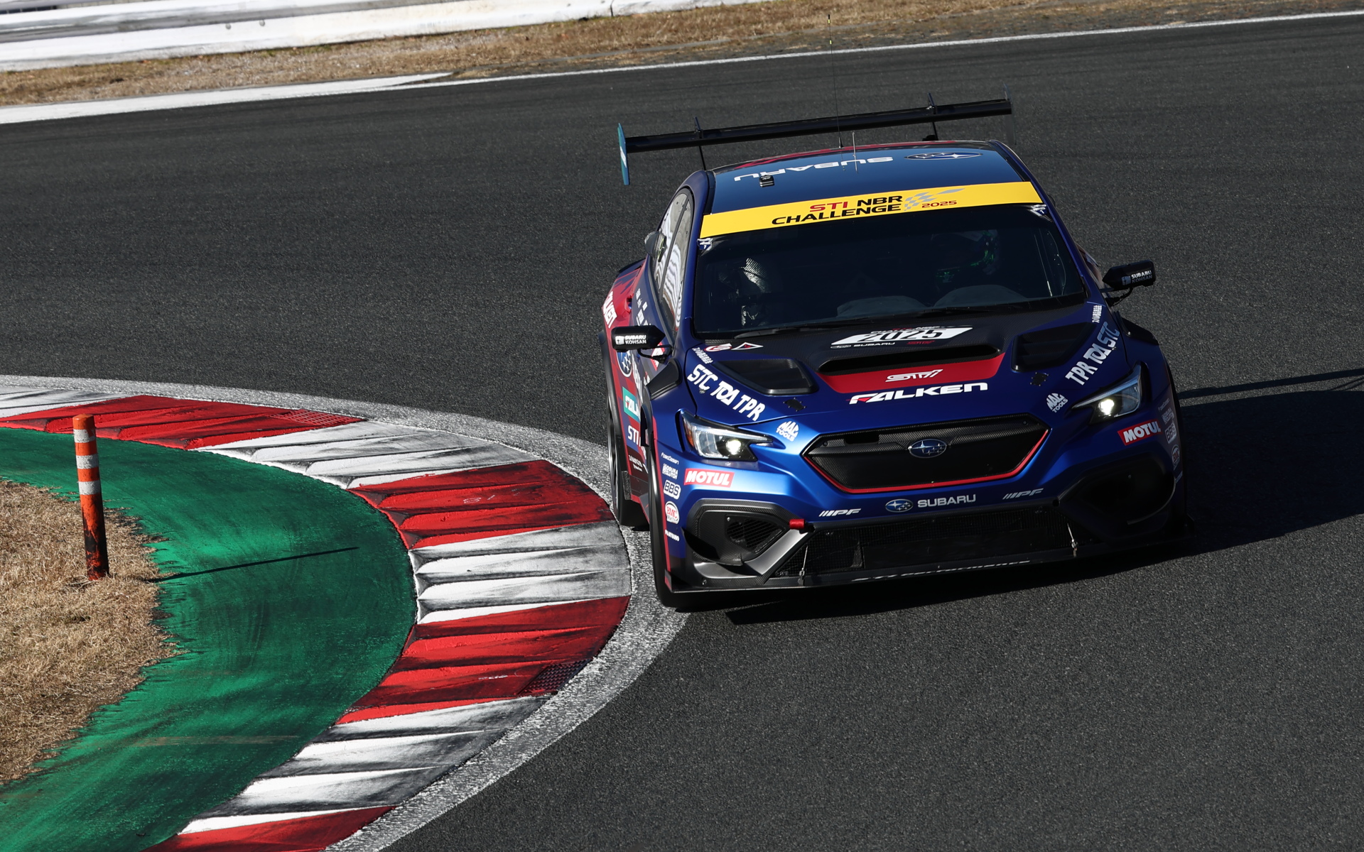 富士スピードウェイで走行を繰り返すマシン