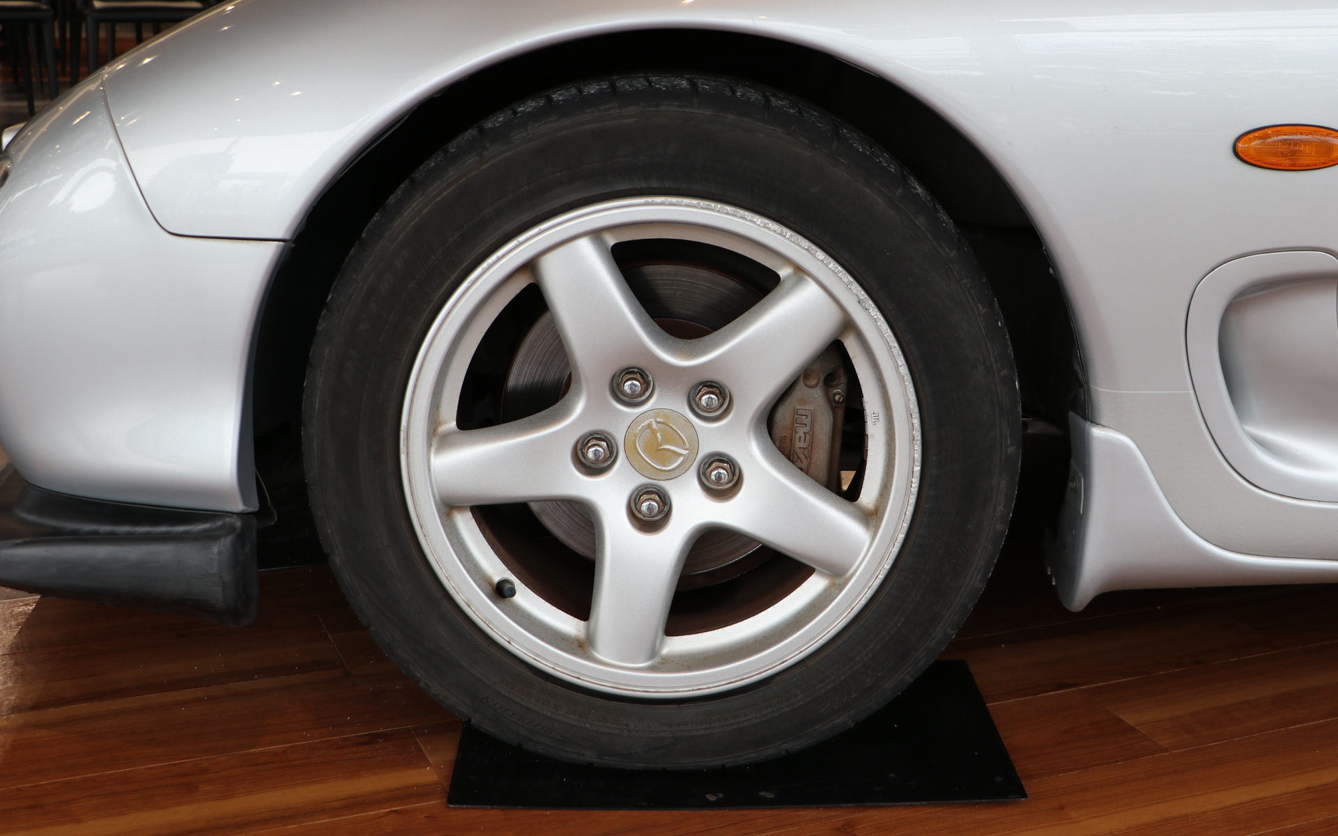 ホイールも前後ノーマルのまま。センターキャップの色褪せが25年の月日を感じさせる