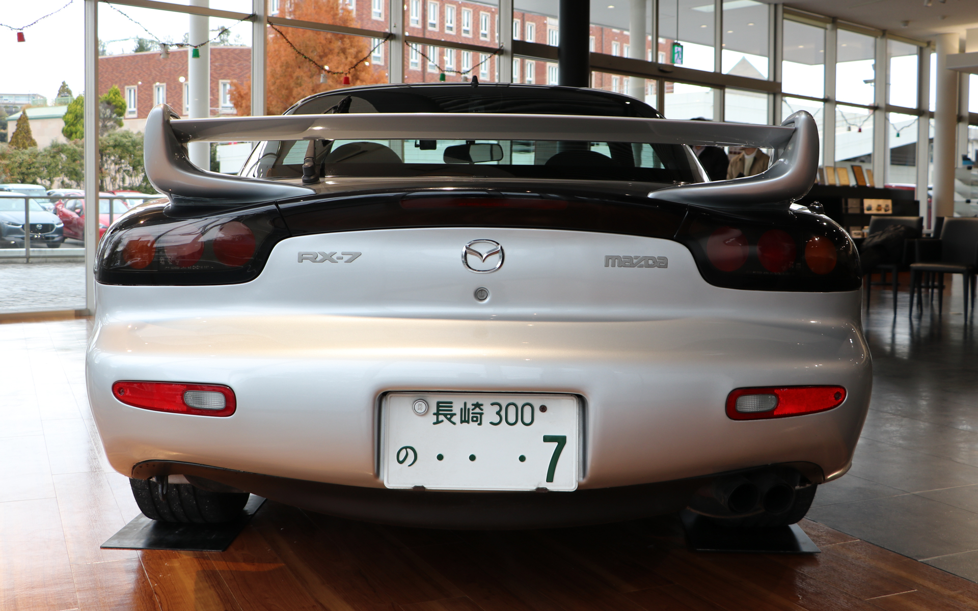 RX-7（FD3S）の後期型（5型）なのでテールランプは丸型3連式