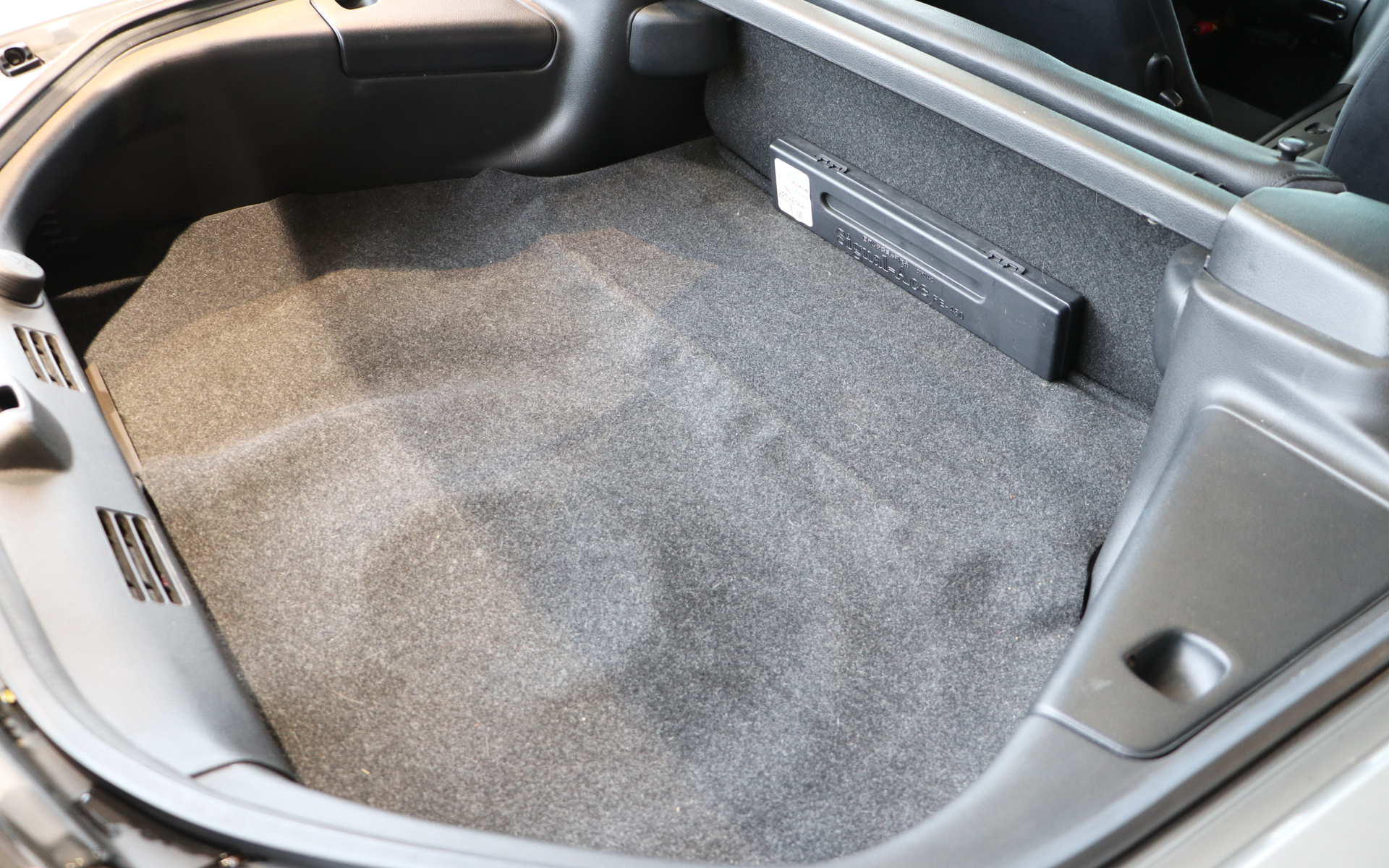 たまに息子さんが出張する際にスーツケースを積んだというトランクもキレイな状態