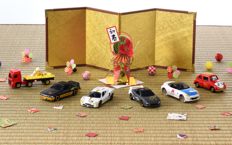 トミカ　初春トミカ　3種 トミカ、初春トミカ「百福トミカ」発売 「巳」の文字をデザイン