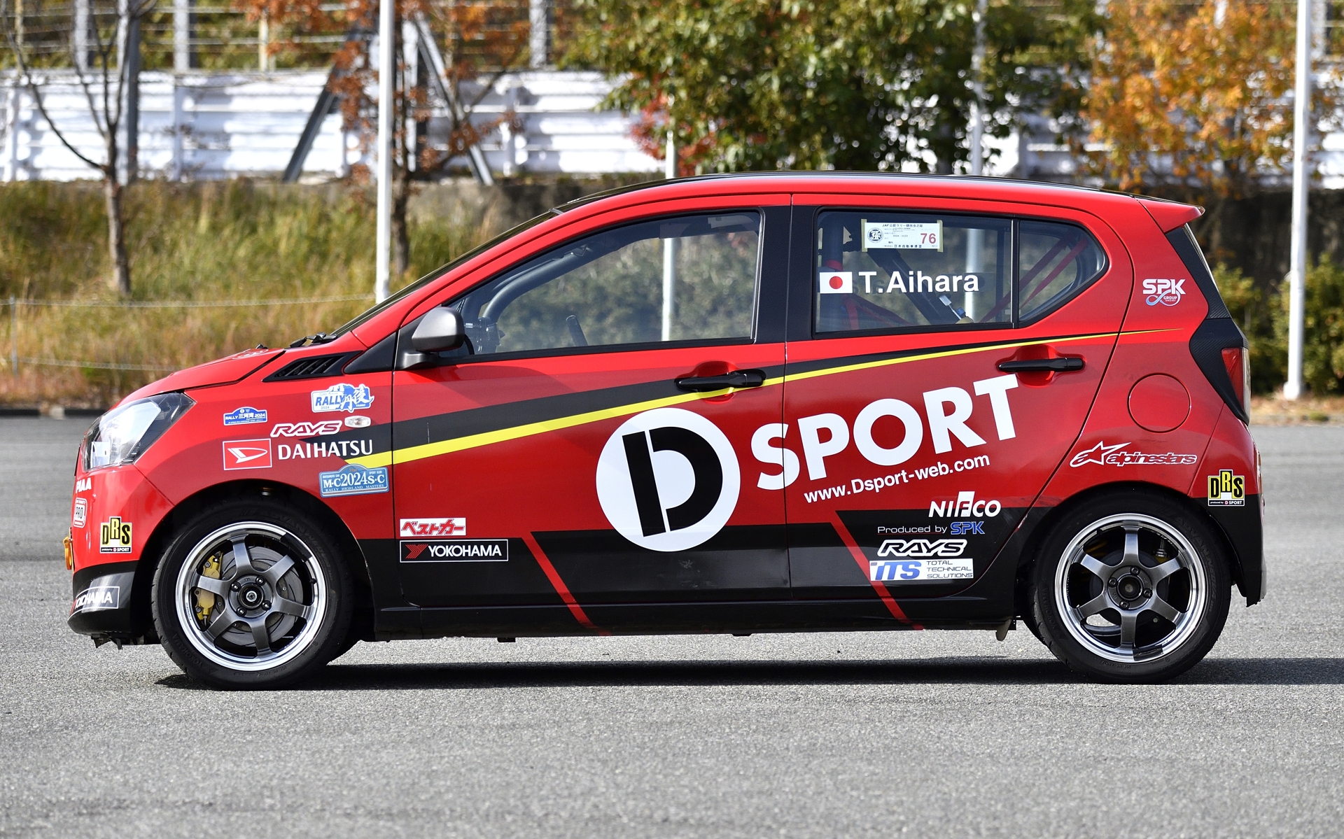 ベース車両はミラ イースのLグレード。コペン用の部品を有効活用し、“走る歓び”を追求するため、標準の自然吸気エンジンをターボ化するとともに、CVTを5速MTにチェンジ。ブレーキを6ポッド化して制動力を高めている