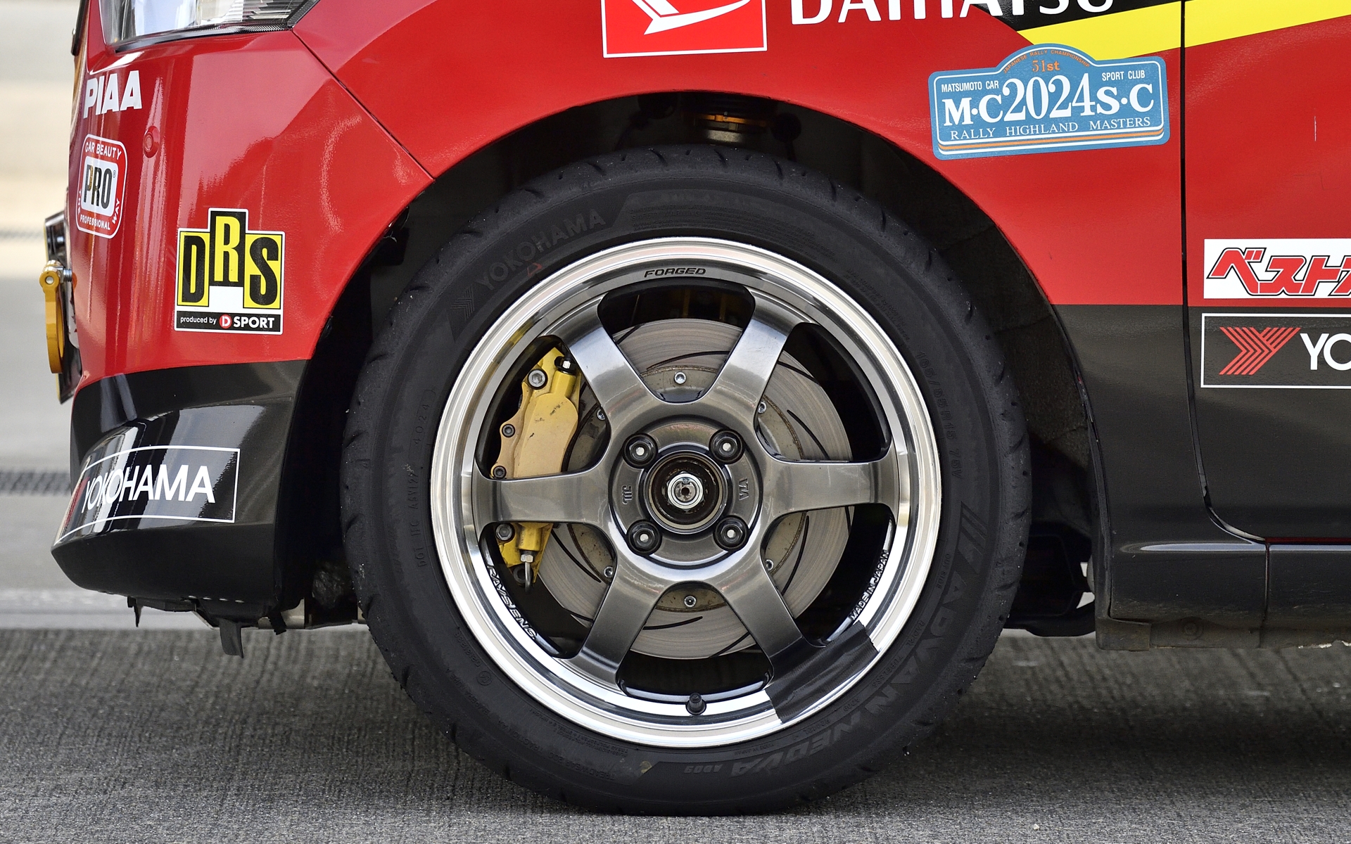 ベース車両はミラ イースのLグレード。コペン用の部品を有効活用し、“走る歓び”を追求するため、標準の自然吸気エンジンをターボ化するとともに、CVTを5速MTにチェンジ。ブレーキを6ポッド化して制動力を高めている