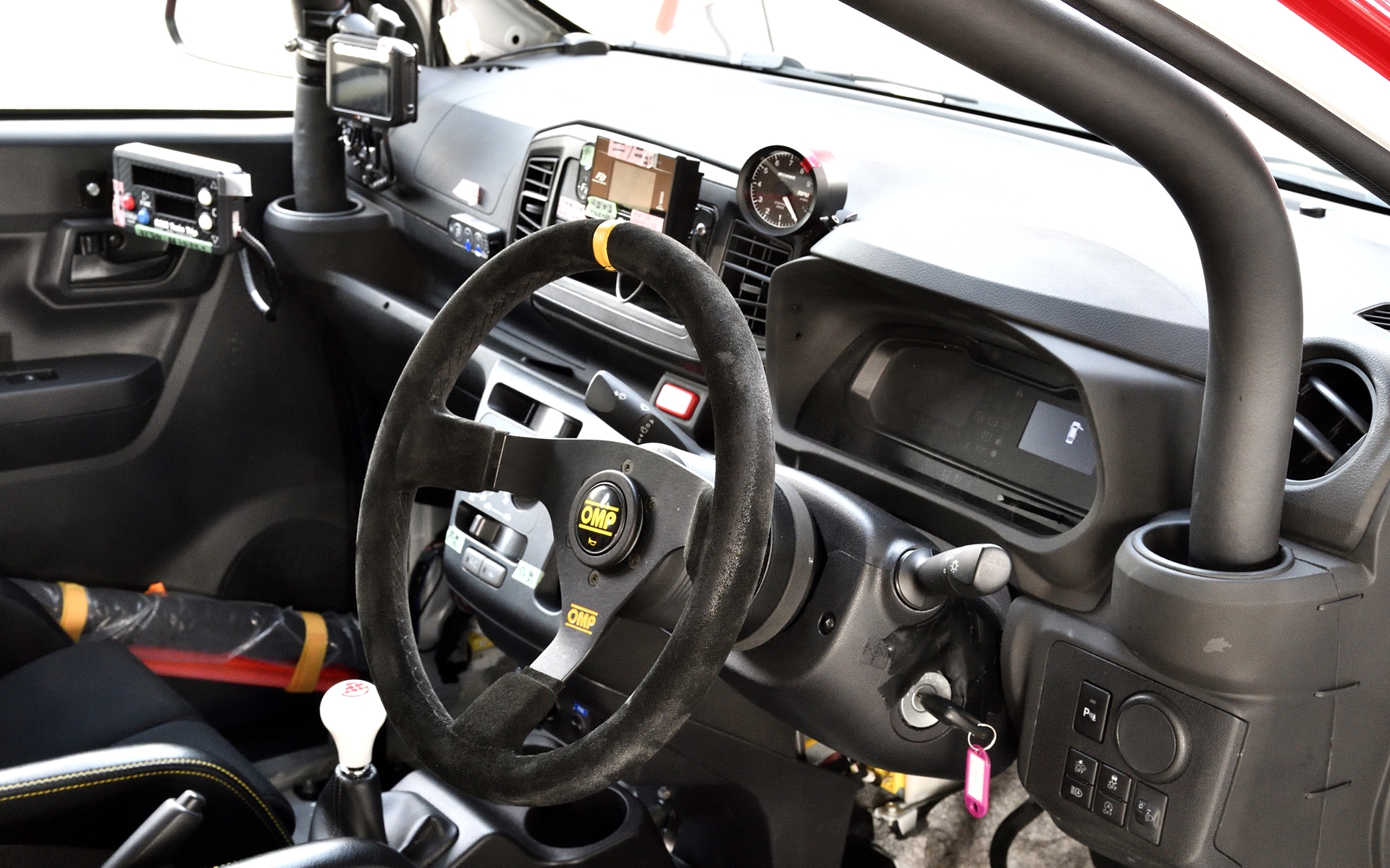 ミラ イース ラリーカーのインテリア。ロールケージが張り巡らされ、バケットシートを装着している