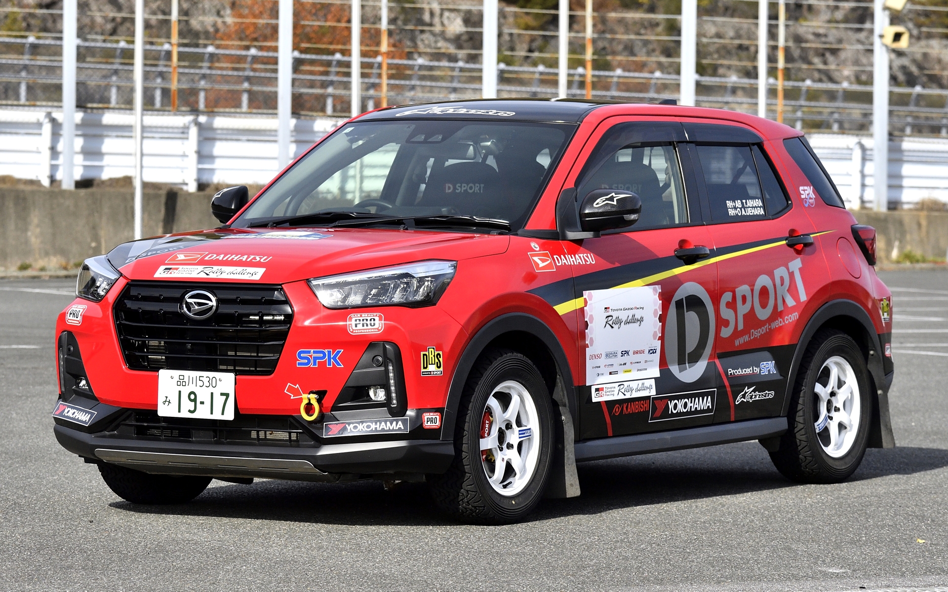 ユーザーが日常的に走行する道を封鎖して行なわれるラリー競技で限界走行することにより耐久促進試験を行ない、発生した事象に対してPCDAを回して知見を積み上げることでダイハツ車全体の“もっといいクルマづくり”につなげるという活動を行なうべくラリーに参戦している「DAIHATSU Rocky Rally car」