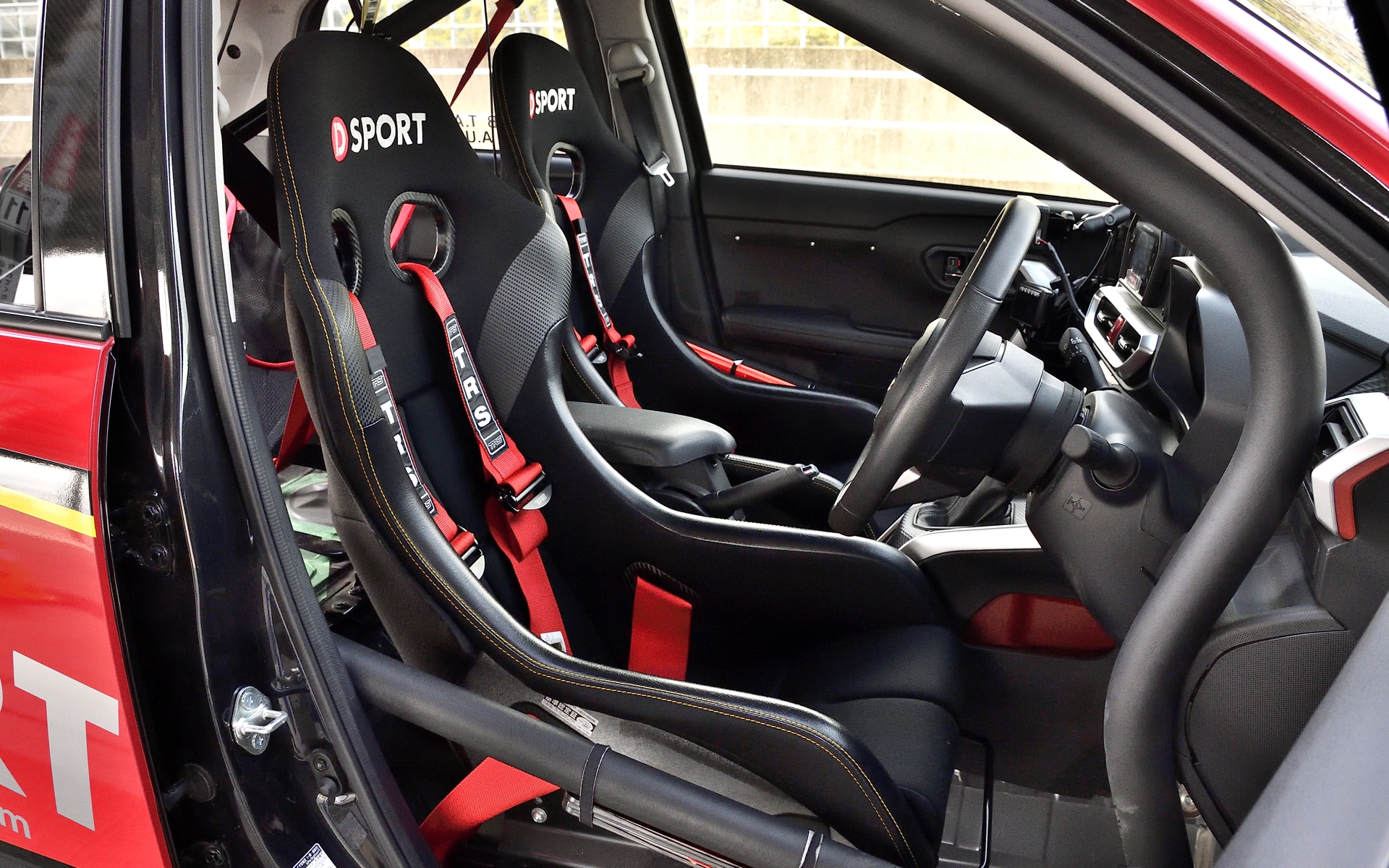 ロッキー ラリーカーのインテリア。ステアリングは純正のままとなるが、通常だとナビが入る位置にはラリー用の装備が収められており、シートはバケットタイプに変更されている