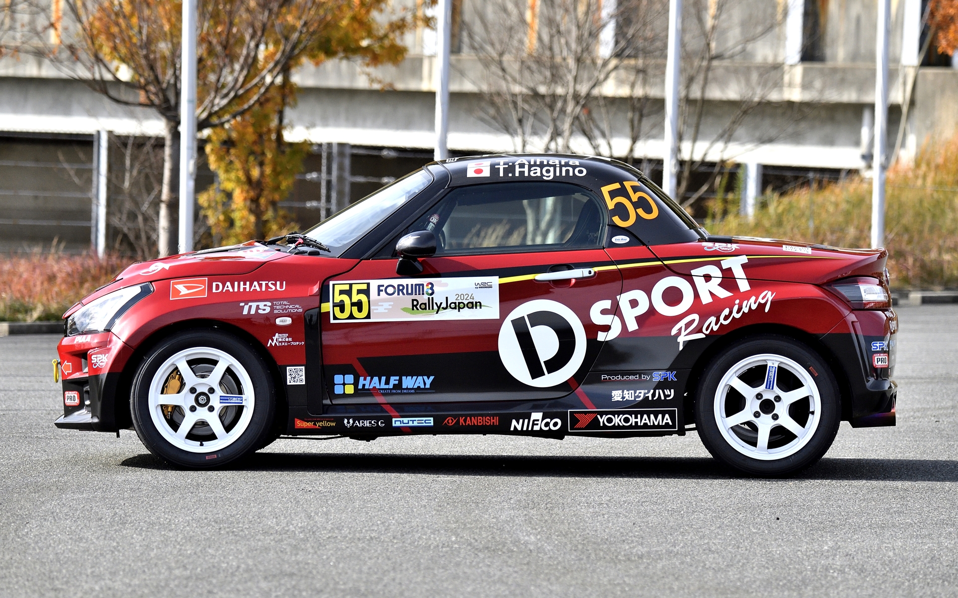 CAR BEAUTY PROによる専用カラーリングが施され、防曇フロントガラスや樹脂＋熱戦ルーフバックガラス、カーボンルーフ、アンダーカバーといった専用装備が装着されている。ブレーキにはD-SPORTの対向6ポッドブレーキキャリパー＆フローティングローターを採用