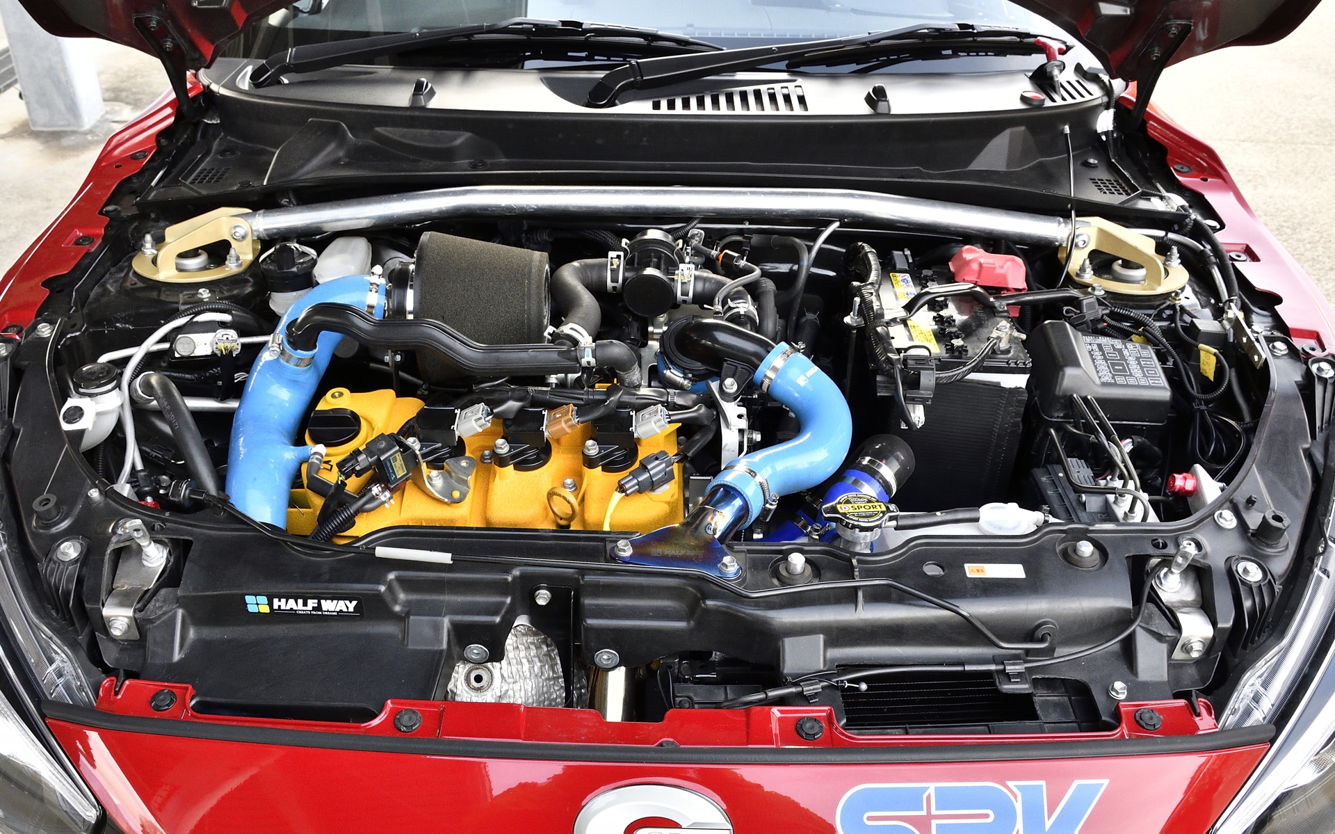 コペン GR SPORT ラリージャパン参戦車両のエンジンルーム