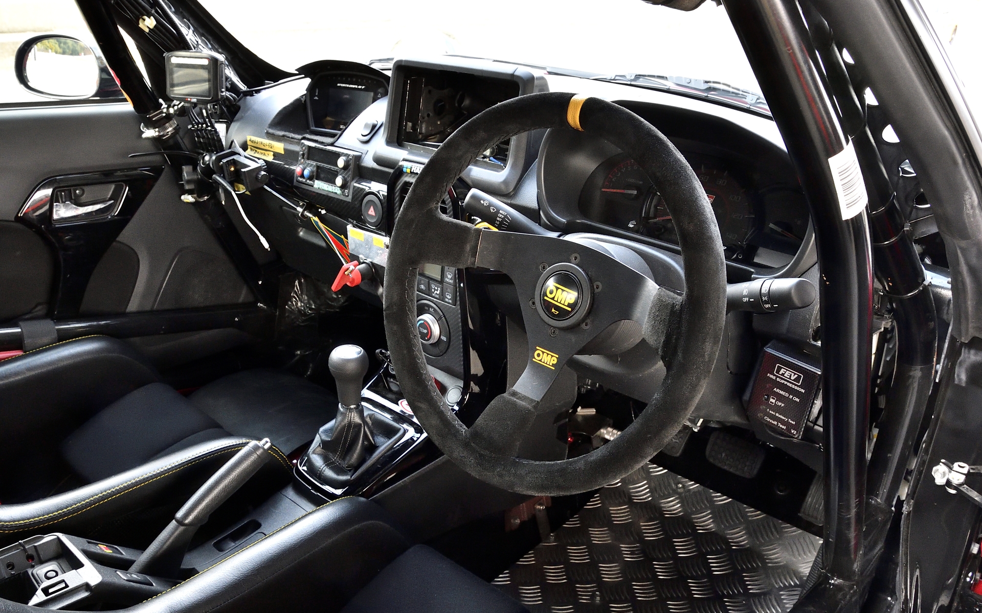 コペン GR SPORT ラリージャパン参戦車両のインテリア。ラリージャパン用のFIA規定ロールケージを装着している