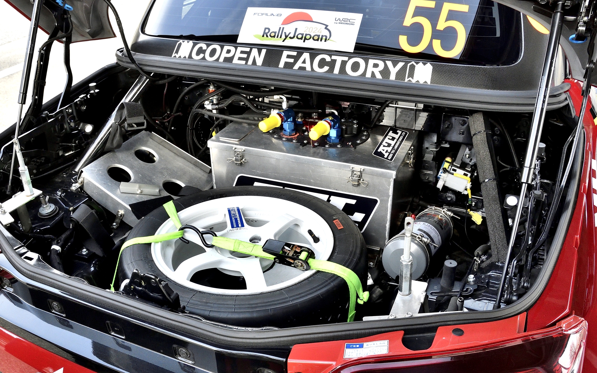 安全燃料タンクや自動消火器なども搭載。ラゲッジはパンパン