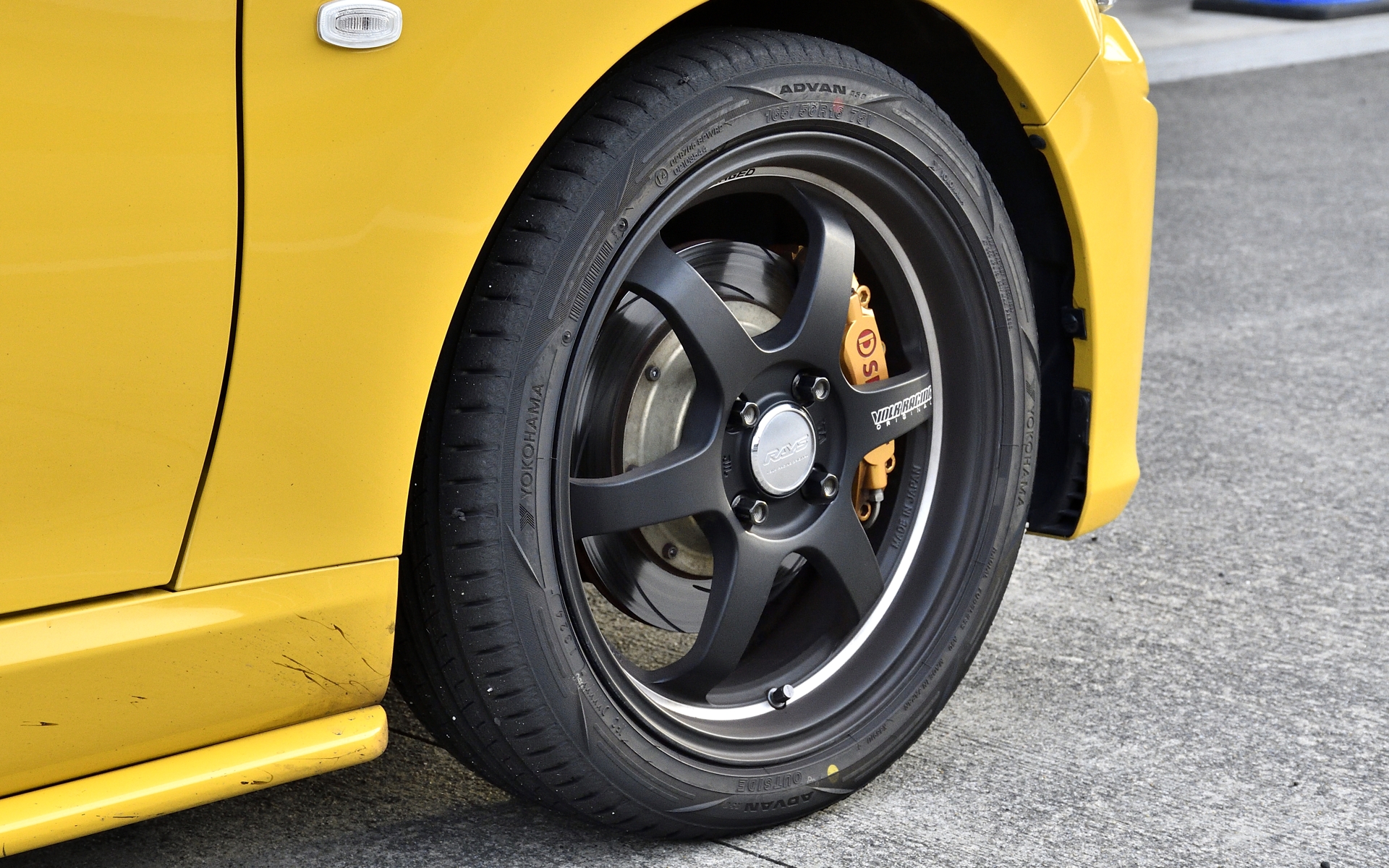 D-SPORTのパーツを装着したコペン GR SPORT。サイドスカートやトランクスポイラーなど見える部分だけでなく、スポーツECUといった見えない部分にも手が加えられている。ブレーキも6ポッドキャリパー＆専用ビッグローターを採用し、ストリートからサーキット走行までカバー