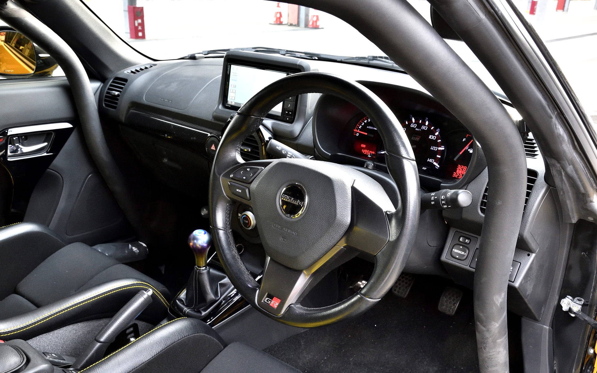 D-SPORT仕様コペン GR SPORTのインテリア。フルバケットシートやレーシングハーネス、ロールバーもD-SPORTから販売されている。なお、ロールバーを取り付けると、種類によってはオープンにできなくなる場合もある